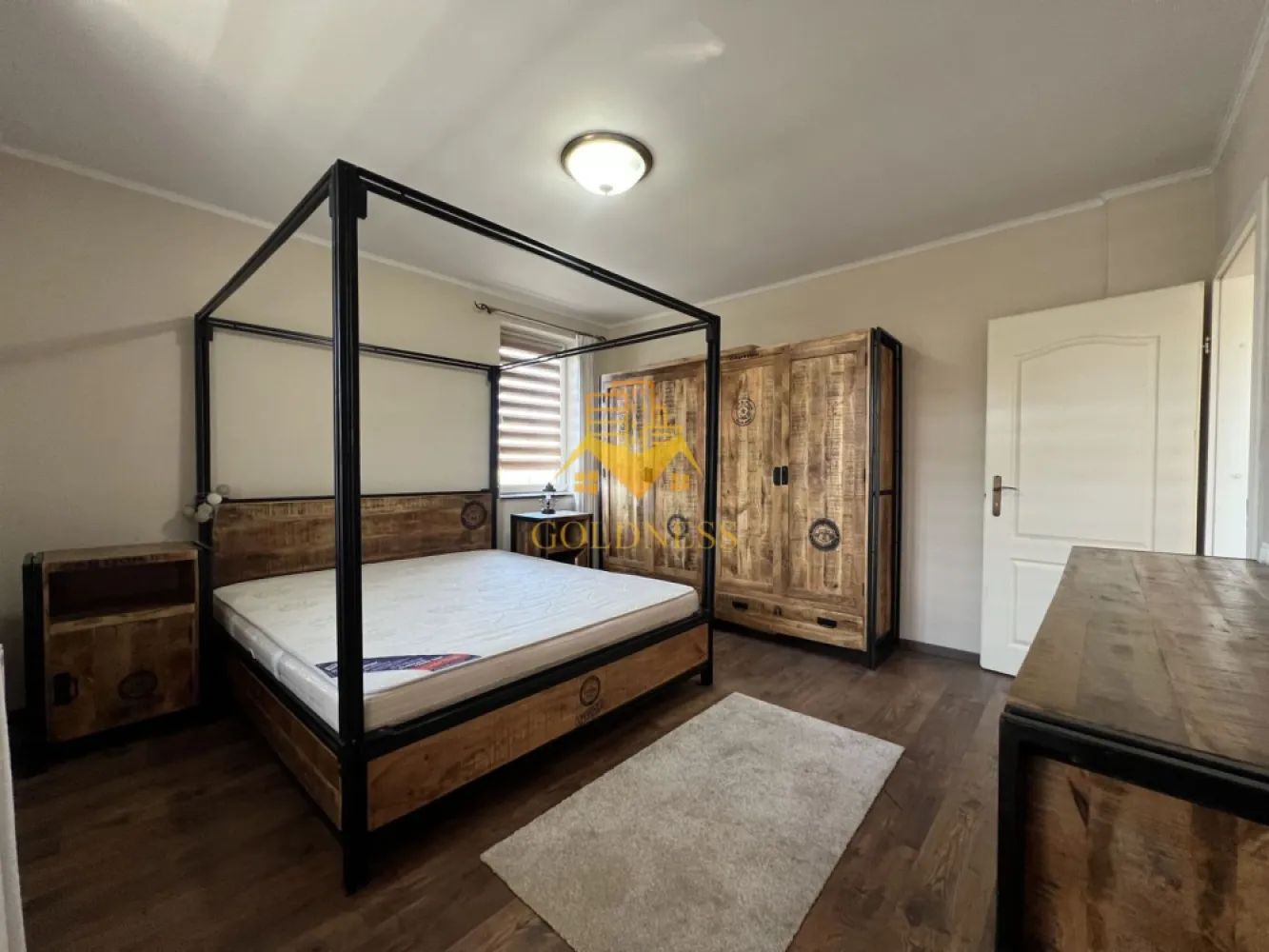 4 camere, 100mp, Manastur, Primaverii, Mc Donalds, Petrom, Garaje - GOLDNESS Imobiliare vă propune spre închiriere un apartament cu 4 camere open space complet mobilat și utilat, la etajul 3 într-un imobil de 3 etaje, în Cartierul Manastur.
Dispune de 2 garaje!
Se află în apropierea stațiilor de transport în comun, magazine, restaurante, spații verzi, farmacii, etc. 

Apartamentul este compartimentat astfel:
 - 2 dormitoare cu pat matrimonial, dressing, noptiere
 - 1 dormitor cu o canapea extensibila, birou,
- bucatarie open space complet utilată și mobilată, canapea, loc de servit masa 
 - 2 bai, dintre care una cu cada si una cu o cabina de dus, calorifer port prosop și dulap pentru depozitare.
 - 2 balcoane de 15 mp.

Imobilul este dotat cu toate cele necesare- centrală proprie, frigider, aragaz, hotă, mașină de spălat haine, etc. 

Dacă sunteți interesați de acest apartament și doriți să îl vizionați, dar și pentru alte oferte nu ezitați să ne contactați telefonic sau prin e-mail. Vă stăm la dispoziție!
Pentru intermediere se percepe un comision de 50% din prețul chiriei!