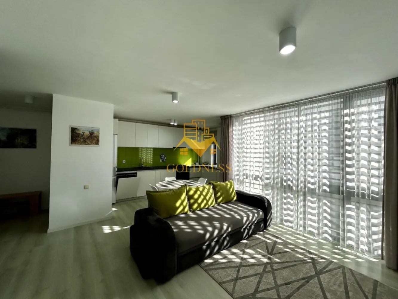 2 camere open space, Modern, Parcare, Calea Turzii, UMF, Europa - GOLDNESS Imobiliare vă propune spre închiriere un apartament cu camere complet mobilat și utilat, la etajul 1 într-un imobil de 3 etaje, în Cartierul Europa.
Dispune de loc de parcare subterana!
Se află în apropierea stațiilor de transport în comun, magazine, restaurante, spații verzi, farmacii, etc. 

Apartamentul este compartimentat astfel:
 - dormitor cu pat matrimonial, dressing, noptiere
 - living cu bucatarie open space complet utilată și mobilată, canapea extensibilă, loc de servit masa 
 - baie cu cabina de dus, calorifer port prosop și dulap pentru depozitare.
 - balcon de 4 mp.

Imobilul este dotat cu toate cele necesare- centrală proprie, frigider, aragaz, hotă, mașină de spălat haine, etc. 

Dacă sunteți interesați de acest apartament și doriți să îl vizionați, dar și pentru alte oferte nu ezitați să ne contactați telefonic sau prin e-mail. Vă stăm la dispoziție!
Pentru intermediere se percepe un comision de 50% din prețul chiriei!