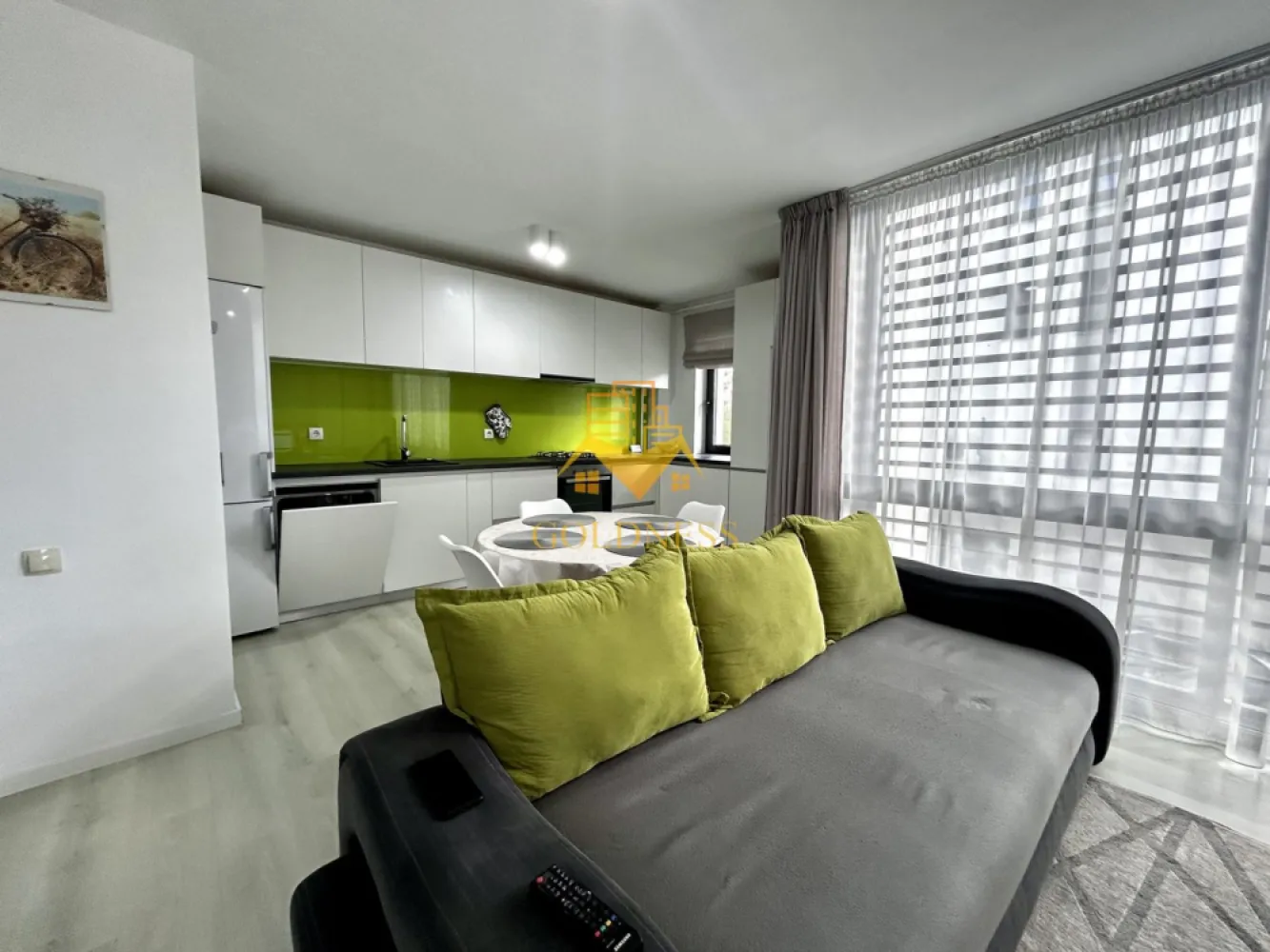 2 camere open space, Modern, Parcare, Calea Turzii, UMF, Europa - GOLDNESS Imobiliare vă propune spre închiriere un apartament cu camere complet mobilat și utilat, la etajul 1 într-un imobil de 3 etaje, în Cartierul Europa.
Dispune de loc de parcare subterana!
Se află în apropierea stațiilor de transport în comun, magazine, restaurante, spații verzi, farmacii, etc. 

Apartamentul este compartimentat astfel:
 - dormitor cu pat matrimonial, dressing, noptiere
 - living cu bucatarie open space complet utilată și mobilată, canapea extensibilă, loc de servit masa 
 - baie cu cabina de dus, calorifer port prosop și dulap pentru depozitare.
 - balcon de 4 mp.

Imobilul este dotat cu toate cele necesare- centrală proprie, frigider, aragaz, hotă, mașină de spălat haine, etc. 

Dacă sunteți interesați de acest apartament și doriți să îl vizionați, dar și pentru alte oferte nu ezitați să ne contactați telefonic sau prin e-mail. Vă stăm la dispoziție!
Pentru intermediere se percepe un comision de 50% din prețul chiriei!