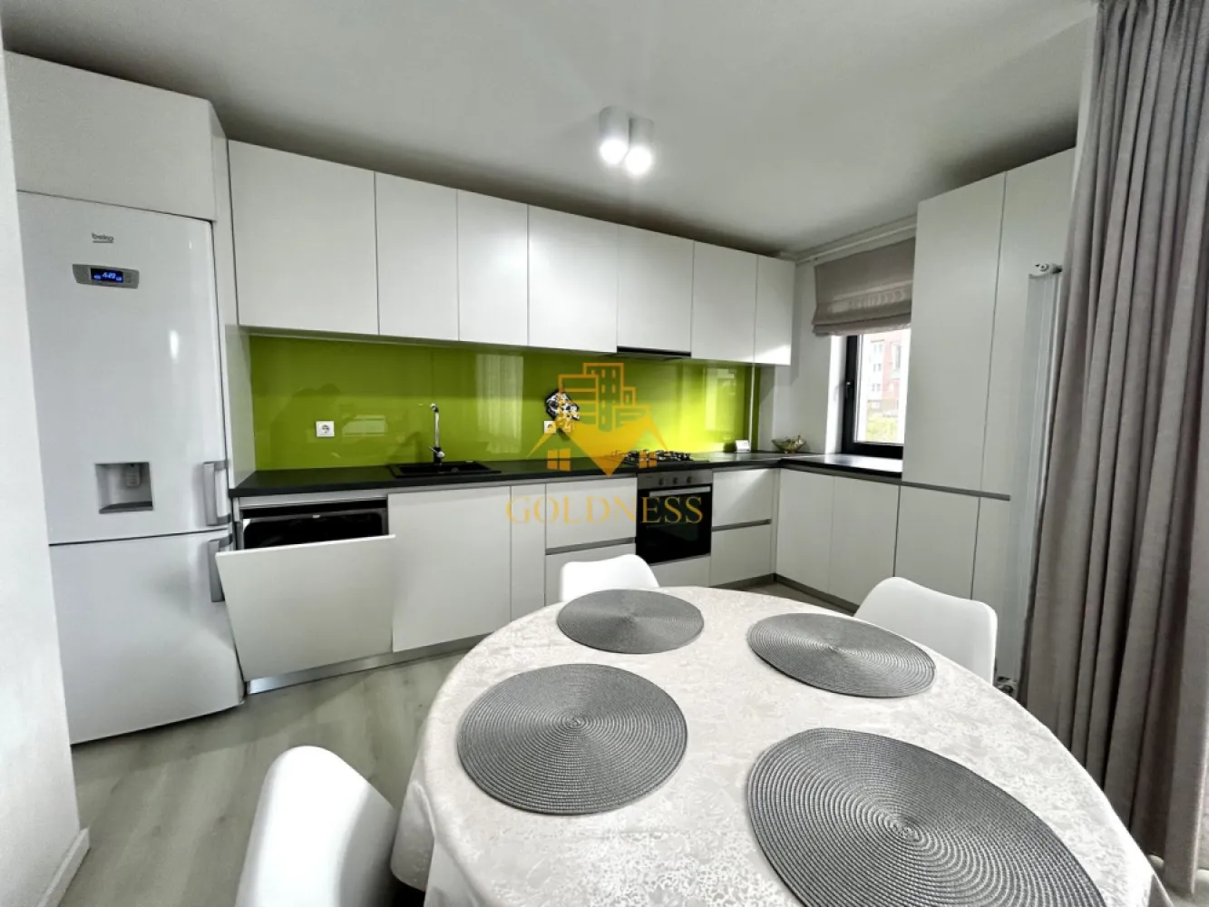 2 camere open space, Modern, Parcare, Calea Turzii, UMF, Europa - GOLDNESS Imobiliare vă propune spre închiriere un apartament cu camere complet mobilat și utilat, la etajul 1 într-un imobil de 3 etaje, în Cartierul Europa.
Dispune de loc de parcare subterana!
Se află în apropierea stațiilor de transport în comun, magazine, restaurante, spații verzi, farmacii, etc. 

Apartamentul este compartimentat astfel:
 - dormitor cu pat matrimonial, dressing, noptiere
 - living cu bucatarie open space complet utilată și mobilată, canapea extensibilă, loc de servit masa 
 - baie cu cabina de dus, calorifer port prosop și dulap pentru depozitare.
 - balcon de 4 mp.

Imobilul este dotat cu toate cele necesare- centrală proprie, frigider, aragaz, hotă, mașină de spălat haine, etc. 

Dacă sunteți interesați de acest apartament și doriți să îl vizionați, dar și pentru alte oferte nu ezitați să ne contactați telefonic sau prin e-mail. Vă stăm la dispoziție!
Pentru intermediere se percepe un comision de 50% din prețul chiriei!
