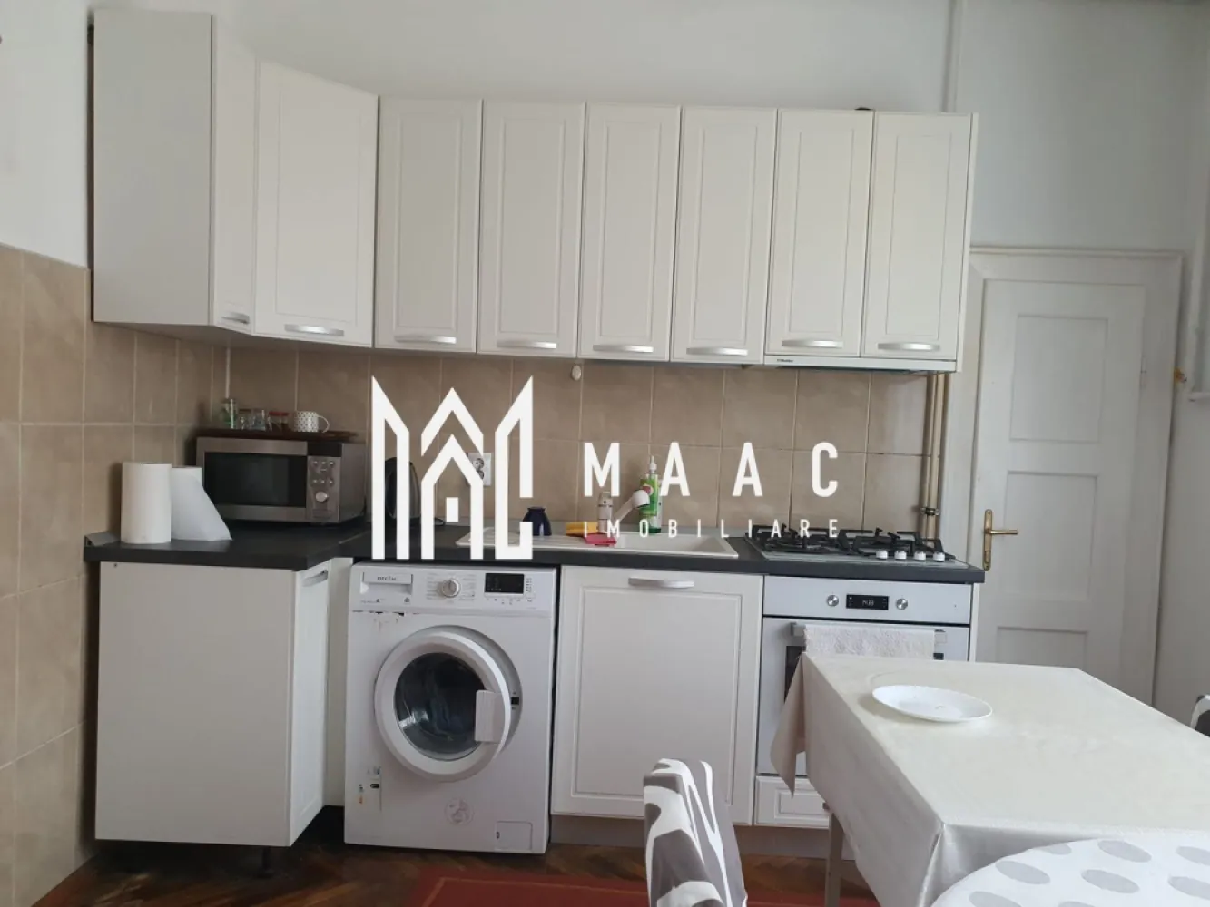 Apartament spațios la casă | Zona istorică – Orașul de Jos - MAAC Imobiliare vă propune spre vânzare un apartament deosebit, situat în centrul istoric al Sibiului, într-o zonă liniștită și plină de farmec – una dintre cele mai căutate zone turistice ale orașului.

Detalii apartament:
Etaj 1, suprafață 106 mp utili
Compartimentare: 3 camere, bucătărie, baie, WC serviciu separat, 2 holuri, cămară
Parchet masiv de stejar – răzuit și lăcuit
Geamuri termopan
Centrală termică proprie și calorifere noi
Instalație electrică complet schimbată (coloană + tablou electric nou, executată cu firmă autorizată)
Interfon

Spații suplimentare:
Curte interioară comună, din care apartamentul deține 105 mp
Acces într-o zonă liniștită și autentică, dar aproape de toate punctele de interes

Avantaje:
Locație premium – în inima centrului istoric
Ideal pentru locuință personală, închiriere clasică sau regim hotelier
Investiție sigură, având în vedere cererea mare în zonă
Proprietatea se află într-o zonă turistică deosebită, foarte aproape de Podul Minciunilor, Piața Mică și principalele atracții ale Sibiului.

📞 Contactează-ne pentru mai multe detalii sau pentru a programa o vizionare, menționați CP2854499!