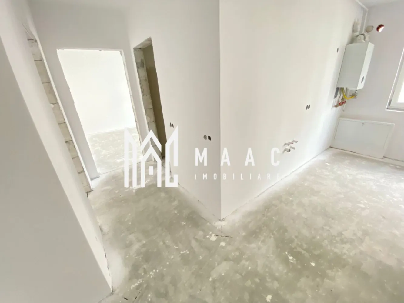 Apartament 3 camere | 2 băi | 2 balcoane | Încălzire în pardoseală | Șelimbăr - Maac Imobiliare prezintă spre vânzare un apartament modern cu 3 camere, situat în zona Selimbăr, într-un bloc nou, cu regim de înălțime redus și finisaje de calitate.

📐 Suprafață utilă: 68.4 mp
🛏️ Compartimentare eficientă: living cu bucătărie open-space (există posibilitatea închiderii bucătăriei), 2 dormitoare, 2 băi (una cu geam), 2 balcoane finisate.
🌡️ Încălzire: în pardoseală, cu centrală termică proprie.
🪟 Predare: la alb, exact ca în poze – un avantaj pentru cei care vor să-și personalizeze locuința după propriul gust.
🚗 Loc de parcare: inclus în preț.

Apartamentul este intabulat și se poate achiziționa atât cash, cât și prin credit bancar.

✅ Poziționat la parter înalt, apartamentul este ideal pentru familii sau persoane care doresc un spațiu bine compartimentat, într-o zonă liniștită, cu acces rapid către Sibiu.

📍Nu rata ocazia de a locui într-un imobil nou, cu facilități moderne !

Pentru mai multe informații și programări la vizionare, vă rugăm să menționați ID anunț: CP2541077