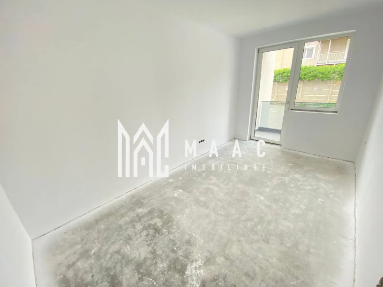 Apartament 3 camere | 2 băi | 2 balcoane | Încălzire în pardoseală | Șelimbăr - Maac Imobiliare prezintă spre vânzare un apartament modern cu 3 camere, situat în zona Selimbăr, într-un bloc nou, cu regim de înălțime redus și finisaje de calitate.

📐 Suprafață utilă: 68.4 mp
🛏️ Compartimentare eficientă: living cu bucătărie open-space (există posibilitatea închiderii bucătăriei), 2 dormitoare, 2 băi (una cu geam), 2 balcoane finisate.
🌡️ Încălzire: în pardoseală, cu centrală termică proprie.
🪟 Predare: la alb, exact ca în poze – un avantaj pentru cei care vor să-și personalizeze locuința după propriul gust.
🚗 Loc de parcare: inclus în preț.

Apartamentul este intabulat și se poate achiziționa atât cash, cât și prin credit bancar.

✅ Poziționat la parter înalt, apartamentul este ideal pentru familii sau persoane care doresc un spațiu bine compartimentat, într-o zonă liniștită, cu acces rapid către Sibiu.

📍Nu rata ocazia de a locui într-un imobil nou, cu facilități moderne !

Pentru mai multe informații și programări la vizionare, vă rugăm să menționați ID anunț: CP2541077