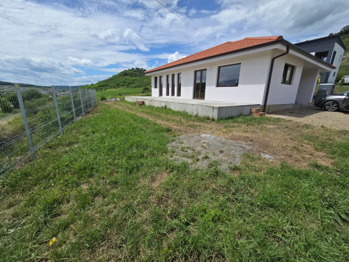 Casa 4 camere,2 băi,127 mp, 618mp teren, 0% comision - Contact 0774048706 Bogdan
De vânzare casă pe 1 nivel, singur în curte 4 camere situată în Livezeni suprafața utilă de 127 mp. suprafata construită 164 mp. amplasată pe un teren cu suprafața de 618 mp, 
Compartimentare:
 1 living, 1 bucătărie, 2 băi, 3 dormitoare, 1 cameră tehnică, 1 dressing,1 terasă, 1 hol

Detalii:
- centrală termică, calorifere, geamuri tripan
- fundația casei are o adâncime de 1 m, pereții sunt din cărămidă, acoperișul de țiglă, izolată cu polistiren de 10 cm.
- pod izolat cu vată bazaltică si folie de aluminiu
- anul construcției 2024

Utilitați:
- curent, apă, gaz, canalizare

Casa se vinde semifinisată la prețul de 175.000 Euro negociabil. Comision ZERO!
Contact 0774048706 Bogdan
Daca vă place această ofertă sau pentru alte informații sunați la numărul de contact din anunț! 
Compania Zap Imobiliare vă pune la dispoziție toate actele și documentele necesare alături de asistență și consiliere permanentă până la finalizarea achiziției imobiliare. 
Ne dorim să îți oferim cea mai plăcută experiență, îndeplinim vise cu pereți!