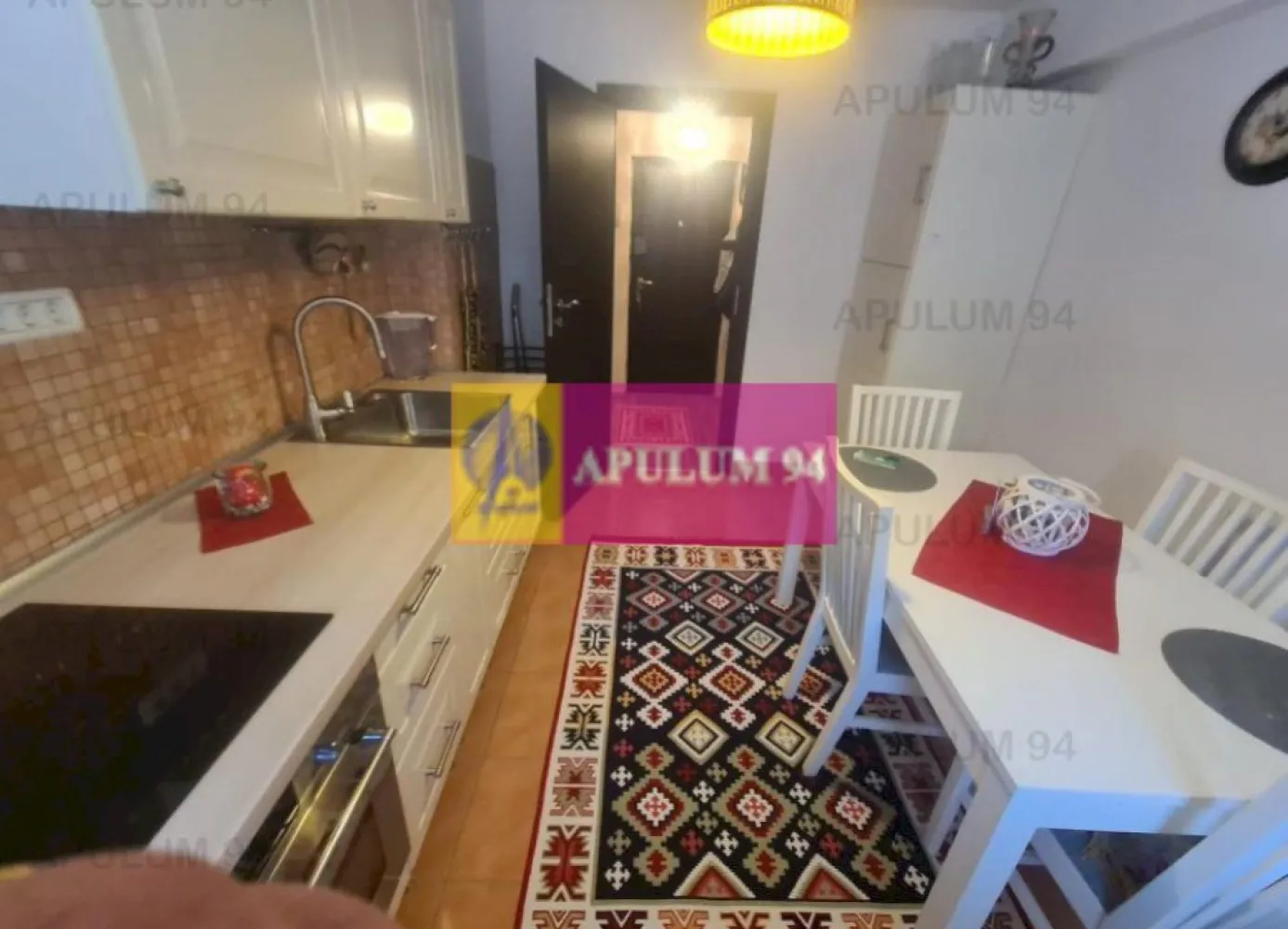 Apartament cu 2 camere de vânzare în Sinaia - Zona Platou Izvor - Apartamentul este situat la etajul 4 al unui bloc cu 4 etaje din Sinaia, zona Platou Izvor, are o suprafata construita de 68,78 mp si o suprafata utila de 56,16 mp.
 Imobilul este compus din:
- dormitor - 12,12 mp
- camera de zi - 19,37 mp
- bucatarie - 10,84 mp
- baie - 4,15 mp
- vestibul+hol - 5,74 mp
- balcon - 3,94
 Apartamentul dispune de centrala termica proprie, are finisaje moderne si se vinde complet mobilat si utilat.
 Pozitia apartamentului, ofera o priveliste deosebita a zonei.