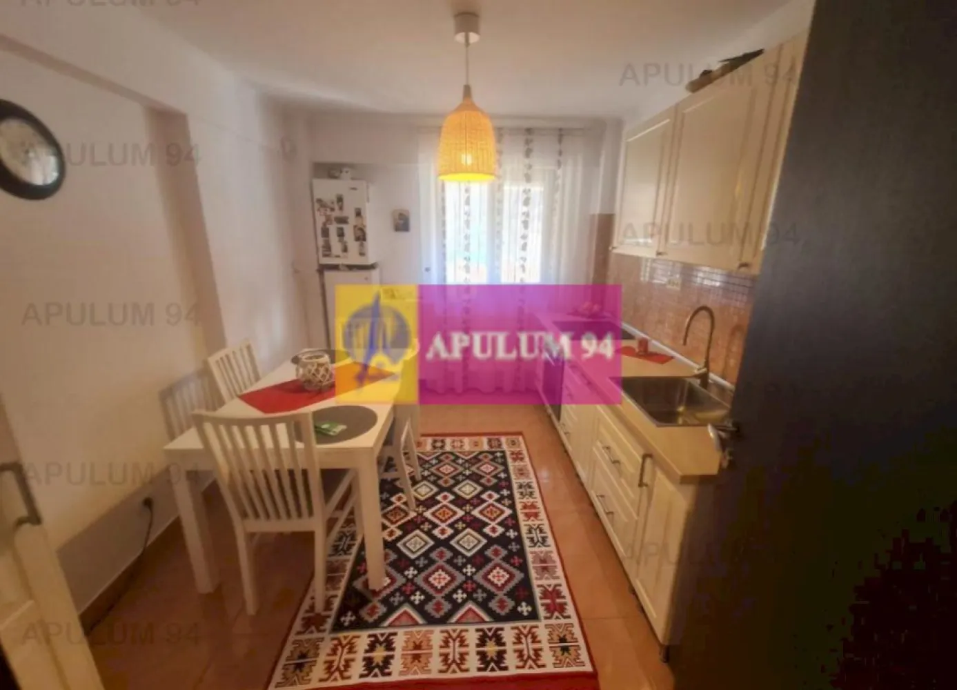 Apartament cu 2 camere de vânzare în Sinaia - Zona Platou Izvor - Apartamentul este situat la etajul 4 al unui bloc cu 4 etaje din Sinaia, zona Platou Izvor, are o suprafata construita de 68,78 mp si o suprafata utila de 56,16 mp.
 Imobilul este compus din:
- dormitor - 12,12 mp
- camera de zi - 19,37 mp
- bucatarie - 10,84 mp
- baie - 4,15 mp
- vestibul+hol - 5,74 mp
- balcon - 3,94
 Apartamentul dispune de centrala termica proprie, are finisaje moderne si se vinde complet mobilat si utilat.
 Pozitia apartamentului, ofera o priveliste deosebita a zonei.