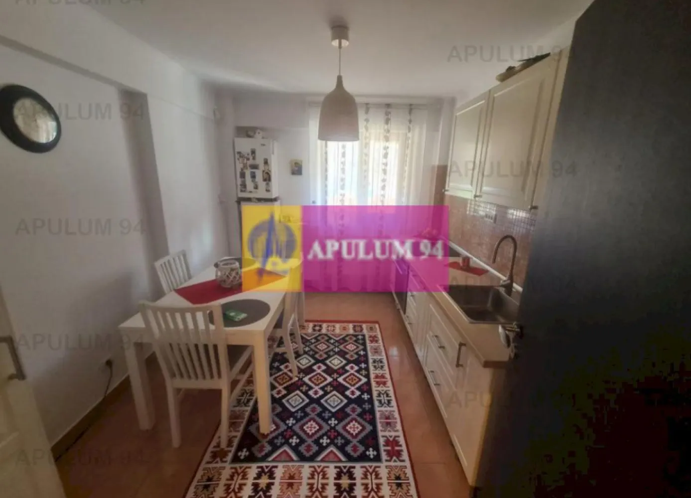 Apartament cu 2 camere de vânzare în Sinaia - Zona Platou Izvor - Apartamentul este situat la etajul 4 al unui bloc cu 4 etaje din Sinaia, zona Platou Izvor, are o suprafata construita de 68,78 mp si o suprafata utila de 56,16 mp.
 Imobilul este compus din:
- dormitor - 12,12 mp
- camera de zi - 19,37 mp
- bucatarie - 10,84 mp
- baie - 4,15 mp
- vestibul+hol - 5,74 mp
- balcon - 3,94
 Apartamentul dispune de centrala termica proprie, are finisaje moderne si se vinde complet mobilat si utilat.
 Pozitia apartamentului, ofera o priveliste deosebita a zonei.