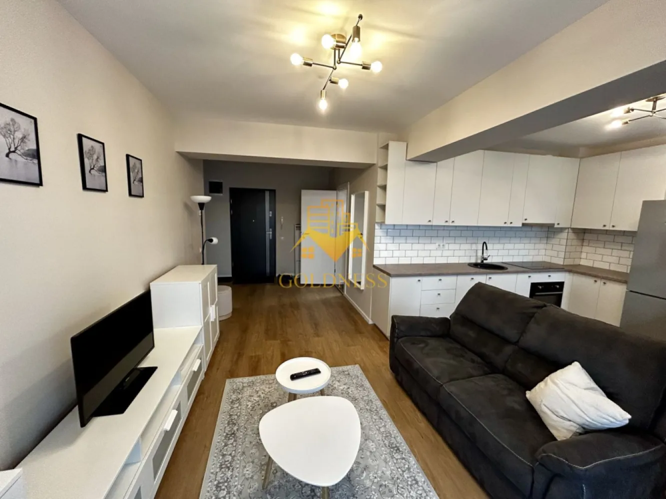 2 camere open space, Premium, Parcare, West City Tower, Manastur - GOLDNESS Imobiliare vă propune spre închiriere un apartament cu 2 camere complet mobilat și utilat, la etajul 13 într-un imobil de 25 etaje, în Cartierul Manastur.
Dispune de loc de parcare inclusa!
Se află în apropierea stațiilor de transport în comun, magazine, restaurante, spații verzi, farmacii, etc. 

Apartamentul este compartimentat astfel:
 - dormitor cu pat matrimonial, dressing, noptiere
 - living cu bucatarie open space complet utilată și mobilată, canapea, loc de servit masa 
 - baie cu cabina de dus, calorifer port prosop și dulap pentru depozitare.
 - balcon de 5 mp.

Imobilul este dotat cu toate cele necesare- centrală proprie, frigider plita, hotă, mașină de spălat haine, etc. 

Dacă sunteți interesați de acest apartament și doriți să îl vizionați, dar și pentru alte oferte nu ezitați să ne contactați telefonic sau prin e-mail. Vă stăm la dispoziție!
Pentru intermediere se percepe un comision de 50% din prețul chiriei!