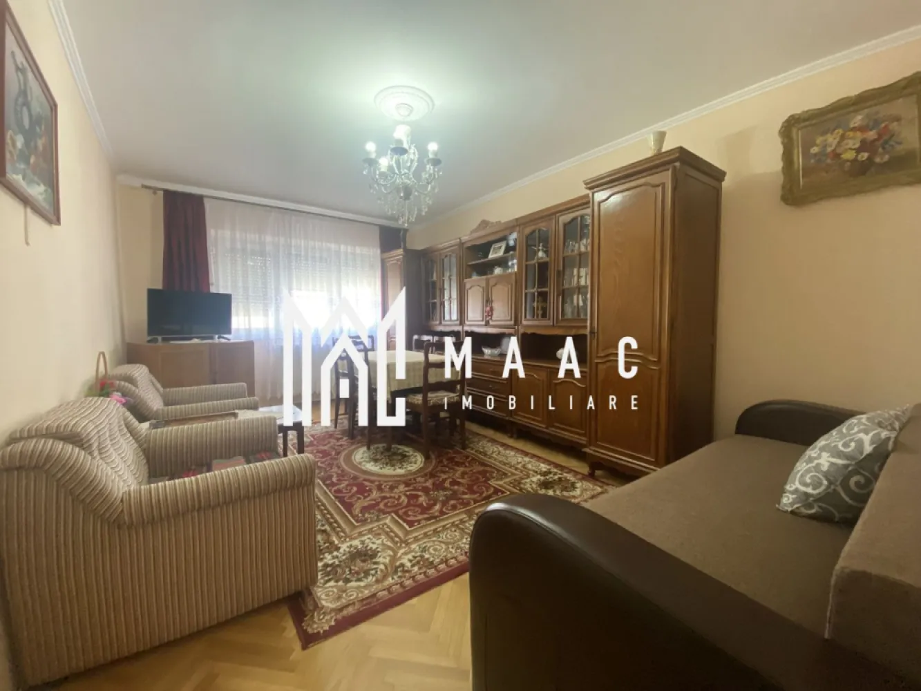 Apartament 2 camere | Balcon | Pivnita | 54 MP | Dumbravii - MAAC Imobiliare va prezinta un apartament cu 2 camere decomandat pe Calea Dumbrăvii.

Caracteristici:
Suprafață utilă: 54 mp
Apartament decomandat
Pivniță de 15 mp inclusă

Compartimentare: 

Apartamentul este compus din living cu parchet din lemn masiv recent șlefuit și lăcuit, dormitor cu vedere panoramică spre Munții Făgăraș și Păltiniș, balcon închis cu geam termopan, debara pentru depozitare, cămară și hol care asigură o bună circulație între spații.

Dotări și facilități:
Centrală termică Vaillant
Parchet din lemn masiv în stare buna
Balcon închis cu termopan
Pivniță de 15 mp pentru depozitare suplimentară

Localizare
Situat pe Calea Dumbrăvii, una dintre cele mai apreciate și accesibile artere din Sibiu
Acces rapid către centrul orașului și punctele de interes major
Zonă bine dezvoltată, cu magazine, servicii, mijloace de transport și spații verzi în apropiere

Pentru mai multe detalii precizati telefonic ca ati vazut anuntul cu ID: CP2659989