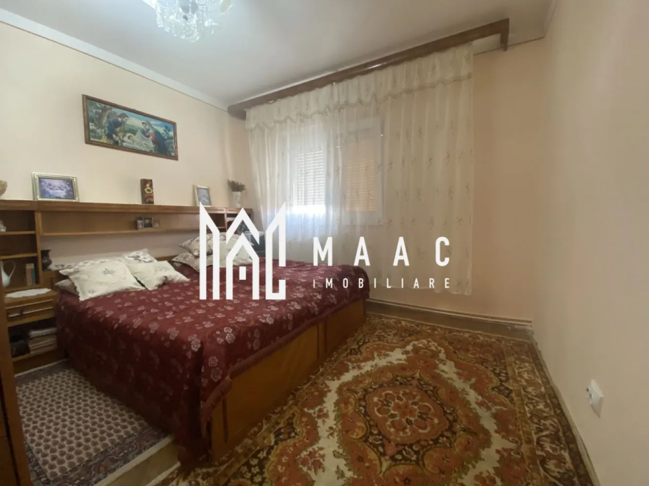 Apartament 2 camere | Balcon | Pivnita | 54 MP | Dumbravii - MAAC Imobiliare va prezinta un apartament cu 2 camere decomandat pe Calea Dumbrăvii.

Caracteristici:
Suprafață utilă: 54 mp
Apartament decomandat
Pivniță de 15 mp inclusă

Compartimentare: 

Apartamentul este compus din living cu parchet din lemn masiv recent șlefuit și lăcuit, dormitor cu vedere panoramică spre Munții Făgăraș și Păltiniș, balcon închis cu geam termopan, debara pentru depozitare, cămară și hol care asigură o bună circulație între spații.

Dotări și facilități:
Centrală termică Vaillant
Parchet din lemn masiv în stare buna
Balcon închis cu termopan
Pivniță de 15 mp pentru depozitare suplimentară

Localizare
Situat pe Calea Dumbrăvii, una dintre cele mai apreciate și accesibile artere din Sibiu
Acces rapid către centrul orașului și punctele de interes major
Zonă bine dezvoltată, cu magazine, servicii, mijloace de transport și spații verzi în apropiere

Pentru mai multe detalii precizati telefonic ca ati vazut anuntul cu ID: CP2659989