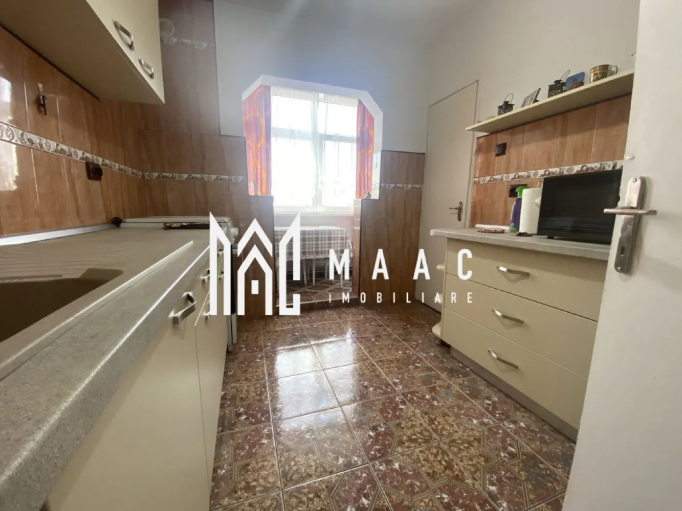 Apartament 2 camere | Balcon | Pivnita | 54 MP | Dumbravii - MAAC Imobiliare va prezinta un apartament cu 2 camere decomandat pe Calea Dumbrăvii.

Caracteristici:
Suprafață utilă: 54 mp
Apartament decomandat
Pivniță de 15 mp inclusă

Compartimentare: 

Apartamentul este compus din living cu parchet din lemn masiv recent șlefuit și lăcuit, dormitor cu vedere panoramică spre Munții Făgăraș și Păltiniș, balcon închis cu geam termopan, debara pentru depozitare, cămară și hol care asigură o bună circulație între spații.

Dotări și facilități:
Centrală termică Vaillant
Parchet din lemn masiv în stare buna
Balcon închis cu termopan
Pivniță de 15 mp pentru depozitare suplimentară

Localizare
Situat pe Calea Dumbrăvii, una dintre cele mai apreciate și accesibile artere din Sibiu
Acces rapid către centrul orașului și punctele de interes major
Zonă bine dezvoltată, cu magazine, servicii, mijloace de transport și spații verzi în apropiere

Pentru mai multe detalii precizati telefonic ca ati vazut anuntul cu ID: CP2659989