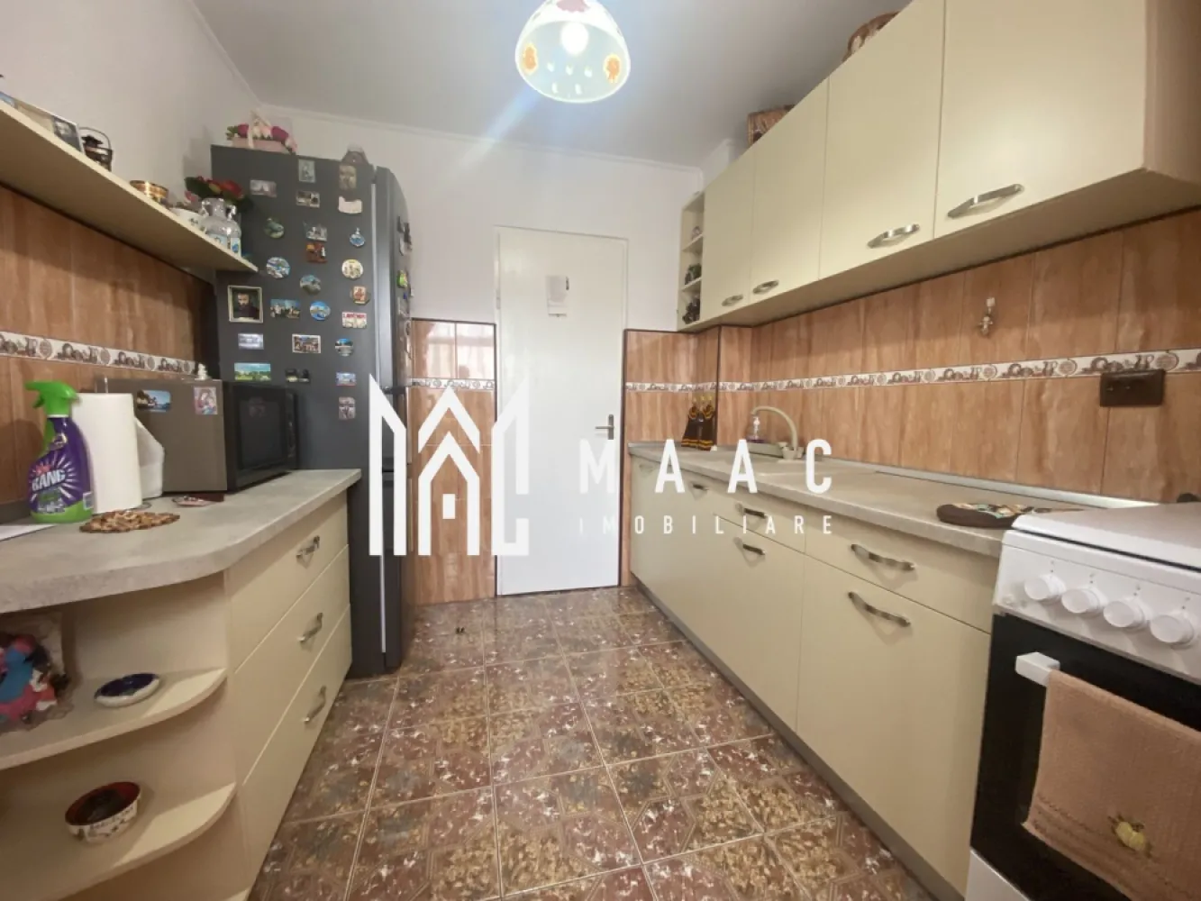 Apartament 2 camere | Balcon | Pivnita | 54 MP | Dumbravii - MAAC Imobiliare va prezinta un apartament cu 2 camere decomandat pe Calea Dumbrăvii.

Caracteristici:
Suprafață utilă: 54 mp
Apartament decomandat
Pivniță de 15 mp inclusă

Compartimentare: 

Apartamentul este compus din living cu parchet din lemn masiv recent șlefuit și lăcuit, dormitor cu vedere panoramică spre Munții Făgăraș și Păltiniș, balcon închis cu geam termopan, debara pentru depozitare, cămară și hol care asigură o bună circulație între spații.

Dotări și facilități:
Centrală termică Vaillant
Parchet din lemn masiv în stare buna
Balcon închis cu termopan
Pivniță de 15 mp pentru depozitare suplimentară

Localizare
Situat pe Calea Dumbrăvii, una dintre cele mai apreciate și accesibile artere din Sibiu
Acces rapid către centrul orașului și punctele de interes major
Zonă bine dezvoltată, cu magazine, servicii, mijloace de transport și spații verzi în apropiere

Pentru mai multe detalii precizati telefonic ca ati vazut anuntul cu ID: CP2659989