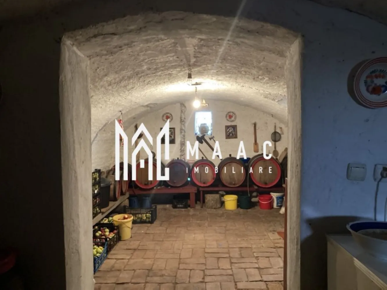 Casa 6 camere I zona Turnisor - MAAC Imobiliare propune, spre vanzare, casa de 250 mp utili in Turnisor.

Aflata pe un teren de 867mp, cu o deschidere la strada de 15ml, constructia este compusa din parter, etaj, terasa acoperita 60mp, pivnita 40mp, 2 garaje de 60 mp, hala 180 mp si zona de pod- care e amenajata. 

Imobilul este compartimentat astfel incat doua apartamente pot fi inchiriate.

Locuinta are o curte spatioasa si o gradina de dimensiuni generoase.

Pentru mai multe detalii precizati telefonic ca ati vazut anuntul cu ID: CP1328019