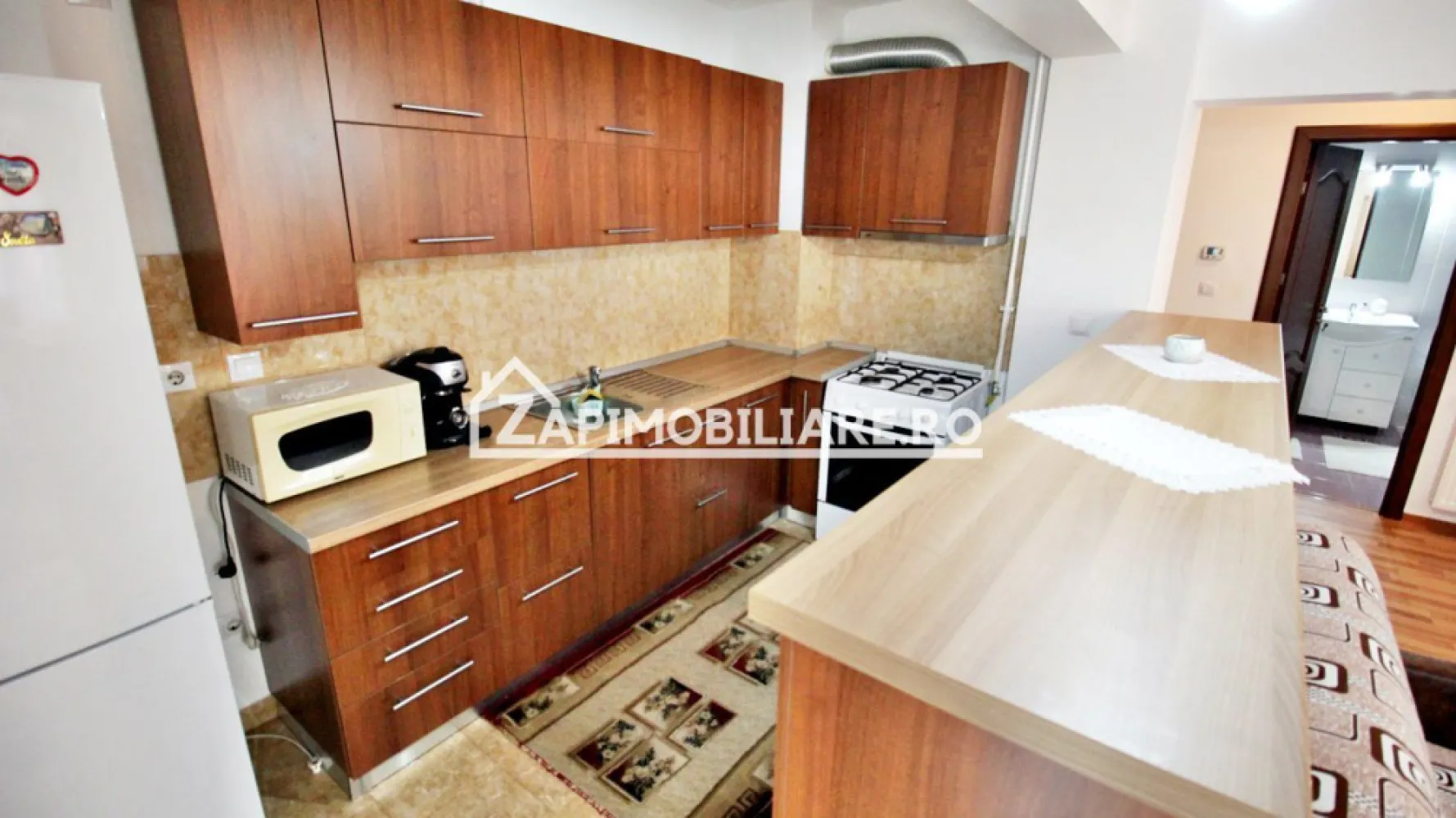Apartament 2 camere,bloc NOU 62 mp, - Contact 0774048706 Bogdan
De închiriat apartament 2 camere in bloc NOU ,decomandat confort 1, situat în cartierul Tudor Acta Residence, strada Livezeni , suprafață utilă de 62 mp, situat la etajul 4 din 8 cu 2 lifturi oferit de Zap Imobiliare.
Detalii: 
- 1 living, 1 dormitor, 1 bucătărie, 1 baie, 1 terasă deschisă, 1 hol
- centrală termică, calorifere, geamuri termopan, ușă metalică.
- masina de spalat rufe, frigider, aragaz
- complet mobilat si utilat
Proprietatea se află într-o zonă cu un confort deosebit, datorită amplasării în imediata apropiere a tot ceea ce înseamnă viață modernă, și anume: mijloace de transport în comun, magazine, unități de învățământ de toate gradele, piață, parc, bănci, farmacii, s.a.
Locuința se închiriază mobilată și utilată la prețul de 450 Euro 
Comisionul perceput este de 50% din valoarea primei chirii si se plateste o singura data in momentul semnarii contractului de inchiriere.
Contact 0774048706 Bogdan
Acest anunț nu corespunde cerințelor tale? Sună la numărul afișat în anunț și unul dintre agenții noștri te va ajuta cu alte oferte personalizate în funcție de cerințele tale.