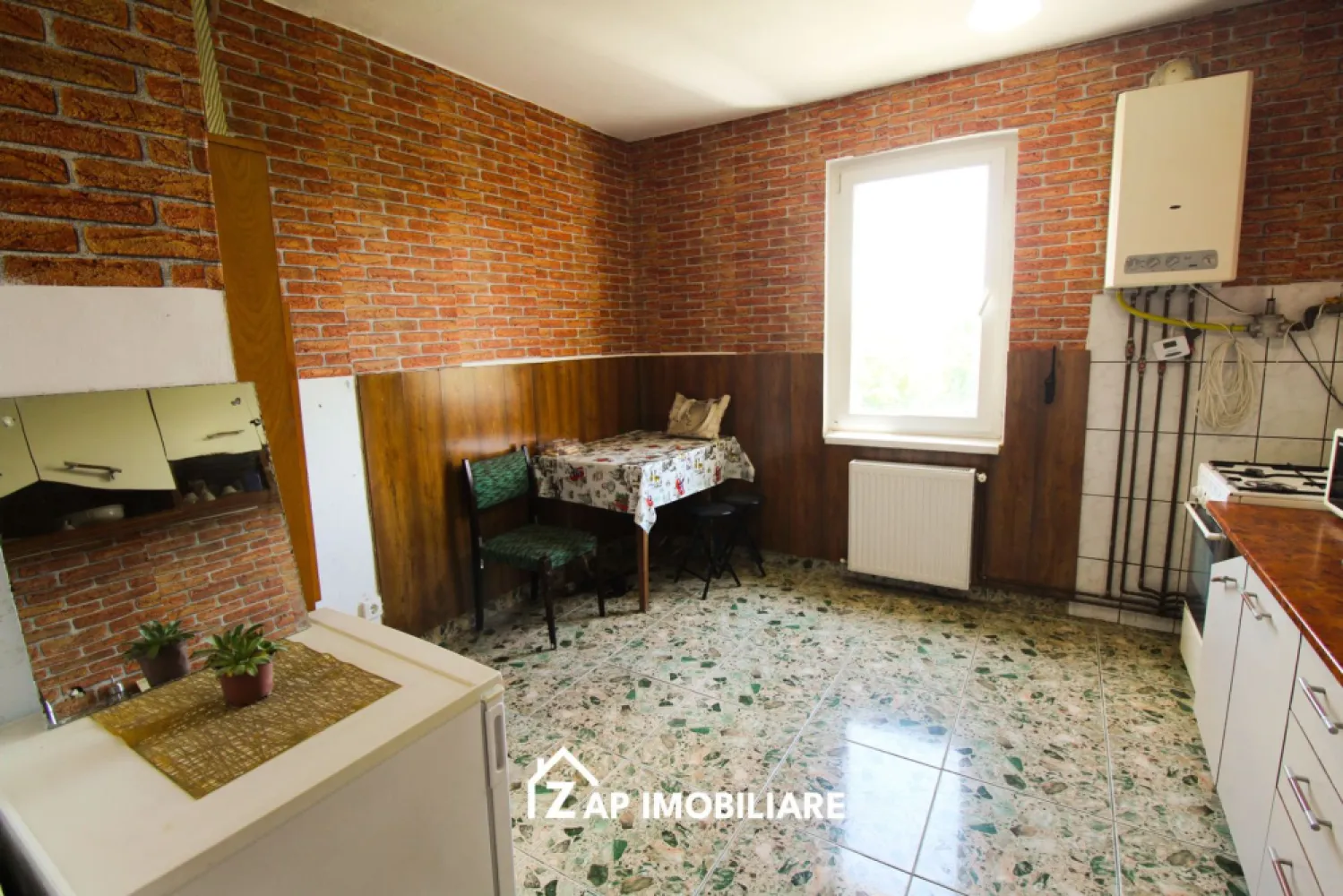 Unirii - Ap 2 cam - Decomandat In Spate la Palas - Str. Ștefan Cicio Pop - Mentionati ID-ul proprietatii cand apelati: CP3177170
Contact ⓪⑦②⑥ ②②③ ⑧⑧⑥ Sebastian
Zap Imobiliare vă propune spre închiriere un apartament cu 2 camere situat în cartierul Unirii, In spate la Palas la câteva blocuri distanta
-- Suprafață utilă: 54 mp
-- Suprafață construită: 75.6 mp
-- Compartimentare: Decomandat
-- Etaj: 4 din 4
-- Număr băi: 1
-- Balcon: DA (2 balcoane)
-- Bucătărie: 1
-- Centrală termică: DA
Apartamentul este situat într-o zonă apreciată a cartierului Unirii, pe strada Ștefan Cicio Pop, cu acces facil către magazine, școli, grădinițe, mijloace de transport în comun și alte puncte de interes local. Locuința oferă o vedere liniștită spre zona cu verdeață și străzi complet amenajate cu iluminat stradal.
Proprietatea se predă mobilată și utilată complet (cu aragaz, frigider, mașină de spălat rufe) fiind dotată cu gresie, faianță, parchet, ferestre cu profil PVC și ușă de intrare metalică.
Nu se acceptă animale de companie.
Se percepe o garantie echivalenta cu o lună de chirie
Comision agenție: 50% din valoarea primei chirii
Contact ⓪⑦②⑥ ②②③ ⑧⑧⑥ Sebastian