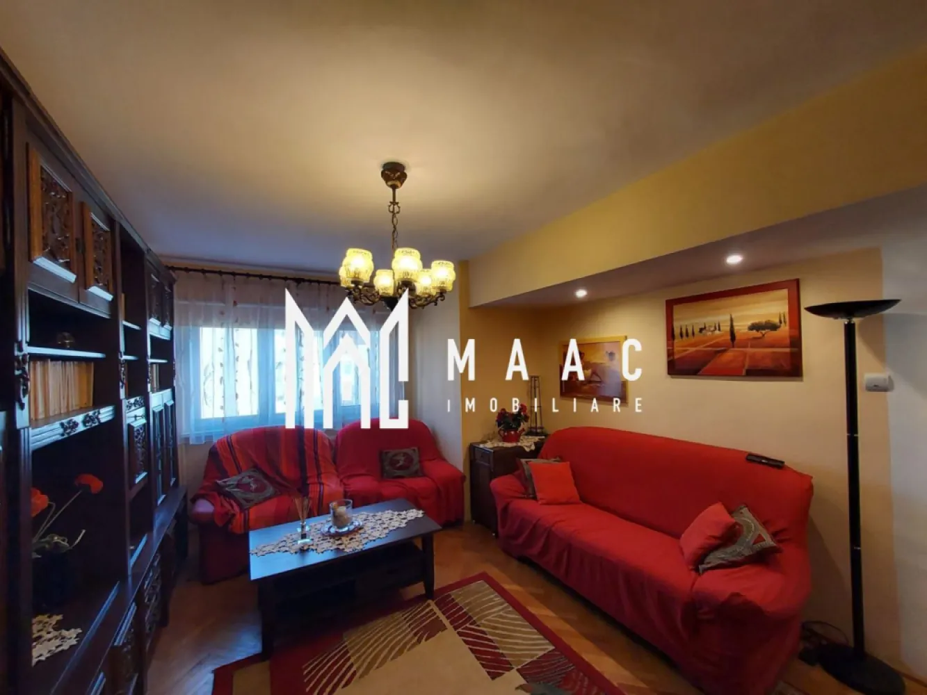Apartament 2 Camere | Etaj 3 | Decomandat | 56 MPU | Strand - MAAC Imobiliare vă propune spre vânzare un apartament cu 2 camere, situat în cartierul Ștrand, una dintre cele mai căutate zone ale orașului, datorită poziționării verzi, liniștite și accesului rapid către punctele principale de interes.

Locuința se află la etajul 3 al unui imobil cu 4 niveluri, beneficiind de lumină naturală bună și o structură interioară echilibrată, potrivită pentru locuire personală sau investiție în închiriere.

Detalii tehnice și compartimentare

Apartamentul dispune de 56 mp utili, distribuiți eficient în living, dormitor, bucătărie, hol și baie.
Beneficiază de instalație electrică complet schimbată, un avantaj important pentru siguranță și viitoare adaptări ale spațiului.
La subsol se regăsește și o pivniță proprie, ideală pentru depozitare.

Avantaje ale zonei

Proprietatea este amplasată într-o parte foarte apreciată a cartierului, la doar câțiva pași de Parcul Ștrand, un punct major pentru activități în aer liber, plimbări, recreere și timp petrecut cu familia.
În proximitate imediată se găsesc magazine, farmacii, Liceul Onisifor Ghibu și Școala Nr. 1, ceea ce face ca locuința să fie ideală și pentru familii cu copii.

De ce merită văzut?

Locație premium, cu acces rapid către centru

Zonă matură și liniștită, ferită de trafic intens

Apartament pregătit pentru personalizare

Ideal pentru locuire, dar și pentru închiriere pe termen lung

Locație: Ștrand, Sibiu
Pentru mai multe detalii sau programarea unei vizionări, ne puteți contacta menționând ID: CP2840972