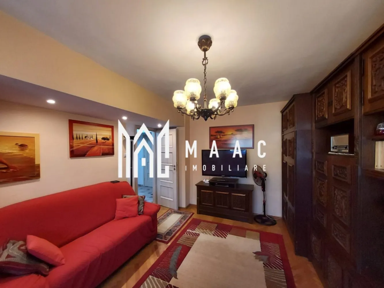 Apartament 2 Camere | Etaj 3 | Decomandat | 56 MPU | Strand - MAAC Imobiliare vă propune spre vânzare un apartament cu 2 camere, situat în cartierul Ștrand, una dintre cele mai căutate zone ale orașului, datorită poziționării verzi, liniștite și accesului rapid către punctele principale de interes.

Locuința se află la etajul 3 al unui imobil cu 4 niveluri, beneficiind de lumină naturală bună și o structură interioară echilibrată, potrivită pentru locuire personală sau investiție în închiriere.

Detalii tehnice și compartimentare

Apartamentul dispune de 56 mp utili, distribuiți eficient în living, dormitor, bucătărie, hol și baie.
Beneficiază de instalație electrică complet schimbată, un avantaj important pentru siguranță și viitoare adaptări ale spațiului.
La subsol se regăsește și o pivniță proprie, ideală pentru depozitare.

Avantaje ale zonei

Proprietatea este amplasată într-o parte foarte apreciată a cartierului, la doar câțiva pași de Parcul Ștrand, un punct major pentru activități în aer liber, plimbări, recreere și timp petrecut cu familia.
În proximitate imediată se găsesc magazine, farmacii, Liceul Onisifor Ghibu și Școala Nr. 1, ceea ce face ca locuința să fie ideală și pentru familii cu copii.

De ce merită văzut?

Locație premium, cu acces rapid către centru

Zonă matură și liniștită, ferită de trafic intens

Apartament pregătit pentru personalizare

Ideal pentru locuire, dar și pentru închiriere pe termen lung

Locație: Ștrand, Sibiu
Pentru mai multe detalii sau programarea unei vizionări, ne puteți contacta menționând ID: CP2840972
