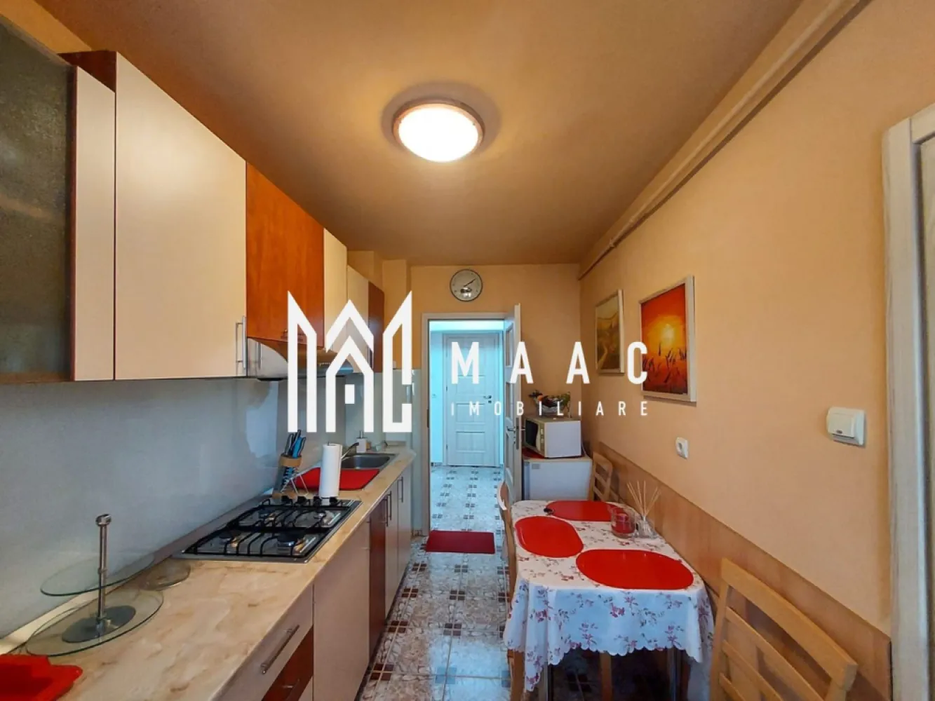 Apartament 2 Camere | Etaj 3 | Decomandat | 56 MPU | Strand - MAAC Imobiliare vă propune spre vânzare un apartament cu 2 camere, situat în cartierul Ștrand, una dintre cele mai căutate zone ale orașului, datorită poziționării verzi, liniștite și accesului rapid către punctele principale de interes.

Locuința se află la etajul 3 al unui imobil cu 4 niveluri, beneficiind de lumină naturală bună și o structură interioară echilibrată, potrivită pentru locuire personală sau investiție în închiriere.

Detalii tehnice și compartimentare

Apartamentul dispune de 56 mp utili, distribuiți eficient în living, dormitor, bucătărie, hol și baie.
Beneficiază de instalație electrică complet schimbată, un avantaj important pentru siguranță și viitoare adaptări ale spațiului.
La subsol se regăsește și o pivniță proprie, ideală pentru depozitare.

Avantaje ale zonei

Proprietatea este amplasată într-o parte foarte apreciată a cartierului, la doar câțiva pași de Parcul Ștrand, un punct major pentru activități în aer liber, plimbări, recreere și timp petrecut cu familia.
În proximitate imediată se găsesc magazine, farmacii, Liceul Onisifor Ghibu și Școala Nr. 1, ceea ce face ca locuința să fie ideală și pentru familii cu copii.

De ce merită văzut?

Locație premium, cu acces rapid către centru

Zonă matură și liniștită, ferită de trafic intens

Apartament pregătit pentru personalizare

Ideal pentru locuire, dar și pentru închiriere pe termen lung

Locație: Ștrand, Sibiu
Pentru mai multe detalii sau programarea unei vizionări, ne puteți contacta menționând ID: CP2840972