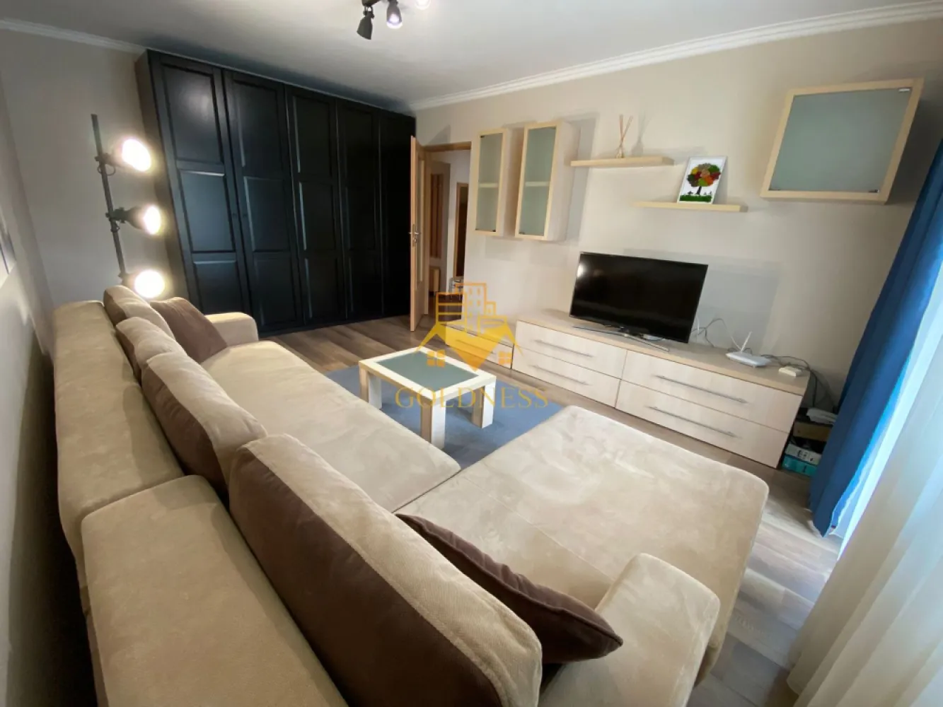3 camere decomandate, Zorilor, Spitalul de Recuperare, Observatorului - GOLDNESS Imobiliare vă propune spre închiriere un apartament cu 3 camere complet mobilat și utilat, la etajul 3 într-un imobil de 4 etaje, în cartierul Zorilor. 
Apartamentul este compartimentat astfel:
- dormitor cu pat matrimonial, dressing, noptiere.
- dormitor cu pat suprapus, dressing, birou.
- cameră cu canapea extensibilă, comodă TV, spațiu pentru depozitare, dressing.
- bucatarie complet mobilata si utilata, loc de servit masa
- baie cu cadă, calorifer port prosop inox și dulap pentru depozitare.
-baie cu cabină de duș, calorifer port prosop inox și dulap pentru depozitare.

Imobilul este dotat cu toate cele necesare - centrală proprie, mașină de spălat haine, frigider, aragaz, hotă, TV, etc. 
Se află în apropierea stațiilor de transport în comun, magazine, restaurante, spații verzi, farmacii, etc. 

Dacă sunteți interesați de acest apartament și doriți să îl vizionați, dar și pentru alte oferte sau detalii nu ezitați să ne contactați telefonic sau prin e-mail - goldnessimobiliare@gmail.com. Vă stăm la dispoziție!
Pentru intermediere se percepe un comision de 50% din prețul chiriei!