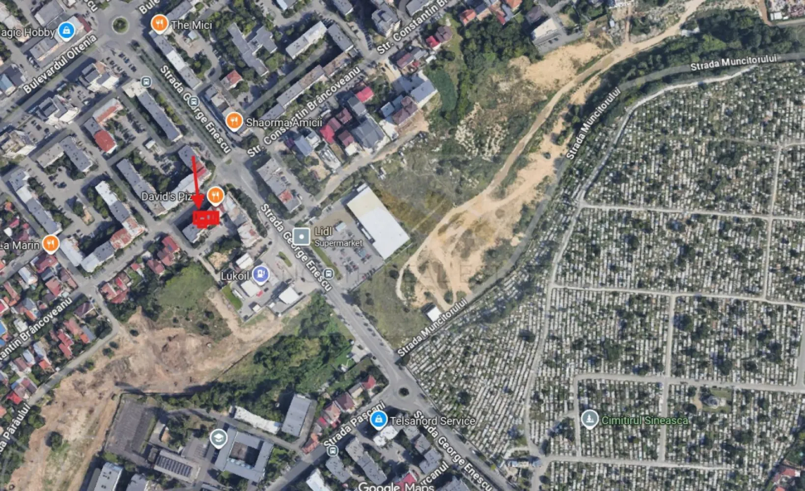 Spațiu comercial 100 mp, vitrină 10 m, zonă cu vad – Constantin Brâncoveanu - B-North Real Estate vă propune spre închiriere un spațiu comercial foarte bine poziționat, situat în Craiova, zona Constantin Brâncoveanu – George Enescu, într-un punct cu vizibilitate bună, trafic pietonal și auto, aproape de Lidl, restaurante, blocuri de locuințe și Cimitirul Sineasca.

Spațiul are o suprafață utilă de aproximativ 100 mp și beneficiază de o vitrină generoasă de aproximativ 10 metri, ceea ce îl face foarte potrivit pentru activități care au nevoie de expunere, acces ușor pentru clienți și prezență vizibilă în zonă.

Poziționarea este unul dintre cele mai mari avantaje: zona este locuită, circulată și are deja vad format datorită punctelor comerciale din apropiere. În imediata vecinătate se află Lidl, David’s Pizza, Shaorma Amicii, Lukoil, blocuri de locuințe, instituții de învățământ și Cimitirul Sineasca, ceea ce aduce un flux constant de oameni în zonă.

Activități potrivite pentru acest spațiu

Spațiul este ideal pentru:

Florărie / aranjamente florale / coroane și jerbe
Datorită apropierii de Cimitirul Sineasca, spațiul este foarte potrivit pentru o florărie, inclusiv cu produse pentru evenimente, flori la ghiveci, lumânări, candele, coroane, jerbe și aranjamente funerare.

Servicii funerare / firmă de pompe funebre
Proprietarul acceptă această activitate, iar poziția este foarte bună pentru un astfel de business. Spațiul poate funcționa ca birou de prezentare, showroom, punct de comandă pentru servicii funerare, coroane, transport, organizare ceremonii și produse conexe.

Cabinet medical / stomatologic / analize / recuperare
Zona este potrivită pentru servicii medicale de cartier, cu acces facil și vizibilitate.

Pet shop / grooming / cabinet veterinar
O activitate potrivită pentru o zonă rezidențială cu blocuri și trafic zilnic.

Showroom / magazin de prezentare
Vitrina mare este ideală pentru produse expuse: mobilier, uși, parchet, instalații, electrice, decorațiuni, produse pentru casă sau servicii locale.

Coffee shop / patiserie / cofetărie / magazin alimentar specializat
Spațiul poate fi potrivit și pentru activități alimentare ușoare, în funcție de autorizații și dotări.

Avantaje principale
100 mp utili
Vitrină mare, aproximativ 10 m
Zonă circulată și locuită
Aproape de Lidl și alte puncte comerciale
Aproape de Cimitirul Sineasca
Potrivit pentru florărie și servicii funerare
Acces facil pentru clienți
Vizibilitate bună din stradă
Proprietar deschis la mai multe tipuri de activități

Este un spațiu foarte potrivit pentru un antreprenor care caută o locație cu vad, într-o zonă de cartier activă, unde oamenii circulă zilnic și unde există cerere pentru servicii de proximitate.

Pentru mai multe detalii sau pentru programarea unei vizionări, vă invităm să ne contactați.
