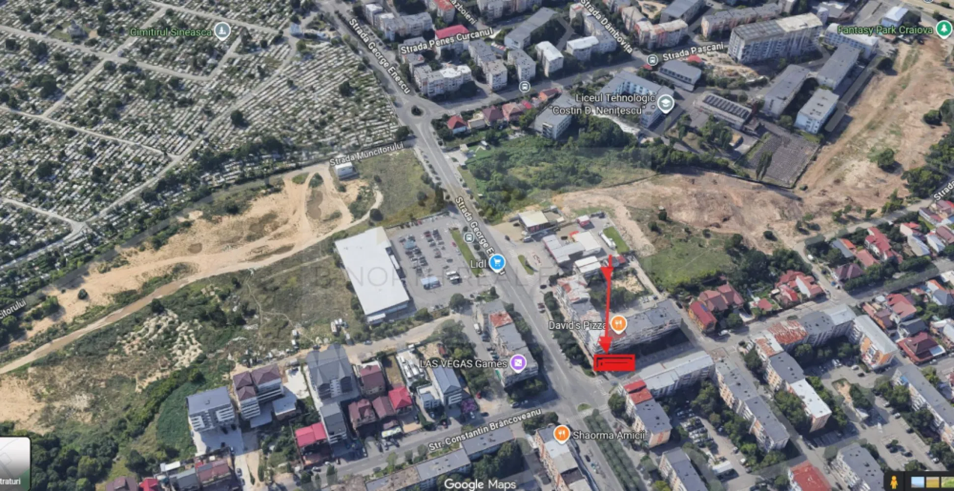 Spațiu comercial 100 mp, vitrină 10 m, zonă cu vad – Constantin Brâncoveanu - B-North Real Estate vă propune spre închiriere un spațiu comercial foarte bine poziționat, situat în Craiova, zona Constantin Brâncoveanu – George Enescu, într-un punct cu vizibilitate bună, trafic pietonal și auto, aproape de Lidl, restaurante, blocuri de locuințe și Cimitirul Sineasca.

Spațiul are o suprafață utilă de aproximativ 100 mp și beneficiază de o vitrină generoasă de aproximativ 10 metri, ceea ce îl face foarte potrivit pentru activități care au nevoie de expunere, acces ușor pentru clienți și prezență vizibilă în zonă.

Poziționarea este unul dintre cele mai mari avantaje: zona este locuită, circulată și are deja vad format datorită punctelor comerciale din apropiere. În imediata vecinătate se află Lidl, David’s Pizza, Shaorma Amicii, Lukoil, blocuri de locuințe, instituții de învățământ și Cimitirul Sineasca, ceea ce aduce un flux constant de oameni în zonă.

Activități potrivite pentru acest spațiu

Spațiul este ideal pentru:

Florărie / aranjamente florale / coroane și jerbe
Datorită apropierii de Cimitirul Sineasca, spațiul este foarte potrivit pentru o florărie, inclusiv cu produse pentru evenimente, flori la ghiveci, lumânări, candele, coroane, jerbe și aranjamente funerare.

Servicii funerare / firmă de pompe funebre
Proprietarul acceptă această activitate, iar poziția este foarte bună pentru un astfel de business. Spațiul poate funcționa ca birou de prezentare, showroom, punct de comandă pentru servicii funerare, coroane, transport, organizare ceremonii și produse conexe.

Cabinet medical / stomatologic / analize / recuperare
Zona este potrivită pentru servicii medicale de cartier, cu acces facil și vizibilitate.

Pet shop / grooming / cabinet veterinar
O activitate potrivită pentru o zonă rezidențială cu blocuri și trafic zilnic.

Showroom / magazin de prezentare
Vitrina mare este ideală pentru produse expuse: mobilier, uși, parchet, instalații, electrice, decorațiuni, produse pentru casă sau servicii locale.

Coffee shop / patiserie / cofetărie / magazin alimentar specializat
Spațiul poate fi potrivit și pentru activități alimentare ușoare, în funcție de autorizații și dotări.

Avantaje principale
100 mp utili
Vitrină mare, aproximativ 10 m
Zonă circulată și locuită
Aproape de Lidl și alte puncte comerciale
Aproape de Cimitirul Sineasca
Potrivit pentru florărie și servicii funerare
Acces facil pentru clienți
Vizibilitate bună din stradă
Proprietar deschis la mai multe tipuri de activități

Este un spațiu foarte potrivit pentru un antreprenor care caută o locație cu vad, într-o zonă de cartier activă, unde oamenii circulă zilnic și unde există cerere pentru servicii de proximitate.

Pentru mai multe detalii sau pentru programarea unei vizionări, vă invităm să ne contactați.