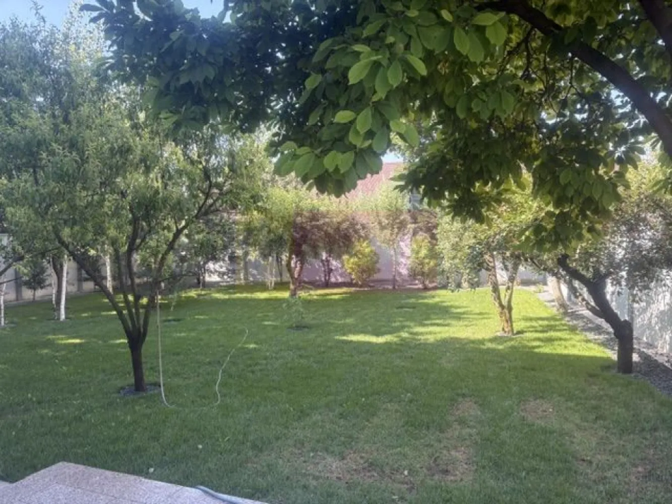 Vila P+1+M incojurata de o oaza de liniste si verdeata Bragadiru. - Compania imobiliara Apulum 94 va propune o vila superba inconjurata de multa verdeata situata in Bragadiru, in partea de sud. 
Pe un teren cu o suprafata de 1700 mp cu deschidere de 23 ml, este amplasata constructia de P+1+M, amplasata pe partea din spate a terenului, iar pe fata sunt 2 garaje, o baie pentru curte, iar deasuprafa fiecarui garaj este cate un spatiu pentru depozitare. 
Vila este finalizata in 2006, din beton, cu stalpi de beton si placa de beton peste fiecare nivel iar umplutura este din caramida, este izolata cu polistiren special de fatada de 10 densitate 24 iar acoperisul este din tigla +asteriala+izolatie. 
Compartimentarea casei este foarte speciala, fiind in total 10 camere+ 4 dressinguri+ 6 bai+ camera tehnica+ uscatorie. 
Este o casa unde pot conlocui 2 familii fara sa se deranjeze si sa aiba spatii separate. 
Inaltimea camerelor este 3 metri, iar camerele sunt foarte spatioase, luminoase. 
Finisajele interioare sunt de foarte buna calitate si anume:
- 2 centrale Viesmann, calorifere cu distribuitoare pe fiecare nivel si pe fiecare calorifer, 16 aparate de aer conditionat, cabine de dus cu sauna si hidromasaj, parchet din lemn masiv, gresie, faianta, parchet, termopan din lemn, rulouri exterioare actionate electric. 
Mobilierul este din lemn si foarte calitativ. 
Curtea libera este foarte ingrijita, cu gazon, flori, pomi fructiferi, brazi, un mic iaz, avand un sistem propriu pentru udare . 
Zona este linistita, foarte apropiata de Soseaua Alexandriei, de A0, avand un acces facil catre mijloacele de transport din zona si catre autostrazi. 
Pentru vizionare si alte detalii nu ezitati sa ma contactati pe nr 0733683446- Laura Ionescu.