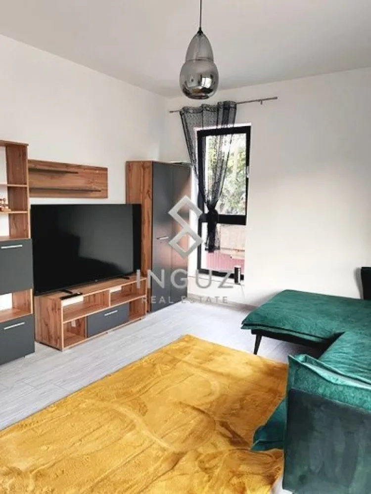 DE ÎNCHIRIAT – APARTAMENT 2 CAMERE – METROU MIHAI BRAVU - DE ÎNCHIRIAT – APARTAMENT 2 CAMERE – METROU MIHAI BRAVU

Oferim spre închiriere un apartament modern cu 2 camere, situat într-un imobil tip boutique, la etajul 1 din 3, la doar 2 minute de stația de metrou Mihai Bravu.

Detalii proprietate:
• Suprafață utilă: 65 mp
• Compartimentare decomandată
• Etaj 1/3
• Bucătărie separată
• Centrală termică proprie
• Încălzire în pardoseală Rehau
• Aer condiționat în fiecare cameră
• Complet mobilat și utilat
• Mobilier nou
• Electrocasnice noi
• Smart TV Panasonic 164 cm

Localizare excelentă:
• Metrou Mihai Bravu – 2 minute
• Parcul Tineretului – 10 minute de mers pe jos
• Restaurante, magazine, școli și grădinițe în apropiere
• Centre medicale și spa în zonă

Preț: 750 €/lună
Comision agenție: 50% din prima lună de chirie.