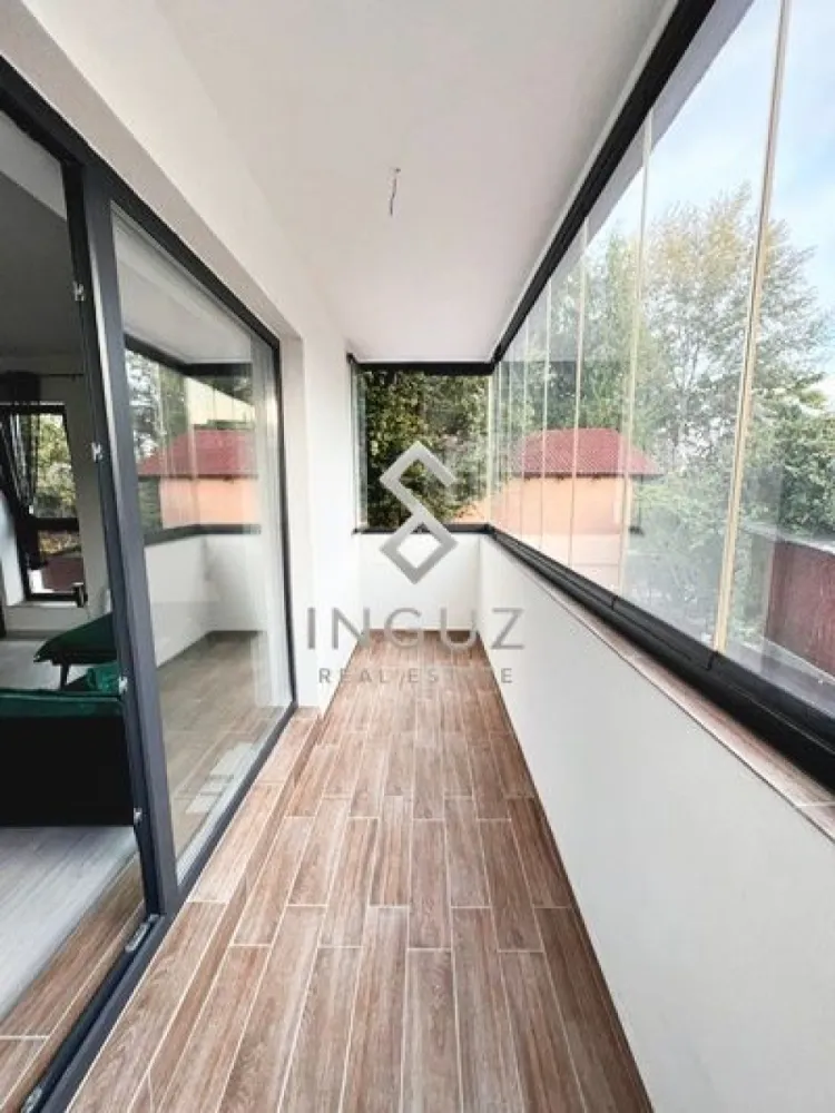 DE ÎNCHIRIAT – APARTAMENT 2 CAMERE – METROU MIHAI BRAVU - DE ÎNCHIRIAT – APARTAMENT 2 CAMERE – METROU MIHAI BRAVU

Oferim spre închiriere un apartament modern cu 2 camere, situat într-un imobil tip boutique, la etajul 1 din 3, la doar 2 minute de stația de metrou Mihai Bravu.

Detalii proprietate:
• Suprafață utilă: 65 mp
• Compartimentare decomandată
• Etaj 1/3
• Bucătărie separată
• Centrală termică proprie
• Încălzire în pardoseală Rehau
• Aer condiționat în fiecare cameră
• Complet mobilat și utilat
• Mobilier nou
• Electrocasnice noi
• Smart TV Panasonic 164 cm

Localizare excelentă:
• Metrou Mihai Bravu – 2 minute
• Parcul Tineretului – 10 minute de mers pe jos
• Restaurante, magazine, școli și grădinițe în apropiere
• Centre medicale și spa în zonă

Preț: 750 €/lună
Comision agenție: 50% din prima lună de chirie.