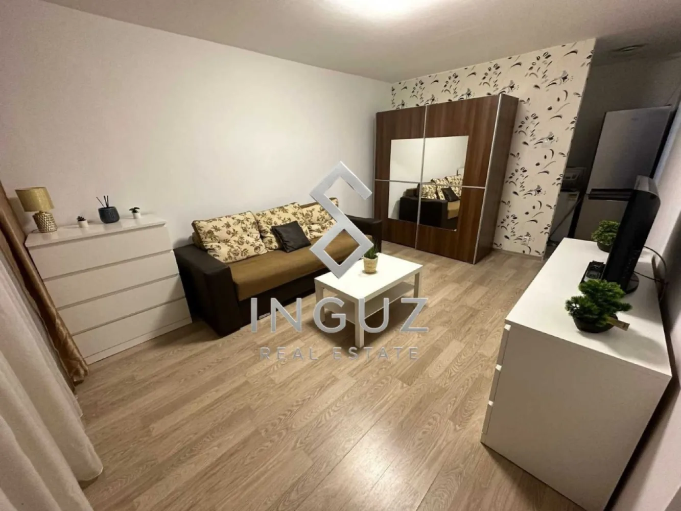 DE ÎNCHIRIAT – GARSONIERĂ – -Sos. Mihai Bravu - DRISTOR - DE ÎNCHIRIAT – GARSONIERĂ – ZONA DRISTOR

Oferim spre închiriere o garsonieră decomandată, situată într-o zonă liniștită din Dristor, la etajul 6 din 10, ideală pentru o persoană sau un cuplu.

Detalii proprietate:
• Suprafață utilă: 32 mp
• Compartimentare decomandată
• Etaj 6/10
• Balcon închis
• Vedere pe spate, ferită de zgomotul stradal
• Disponibilă pentru mutare imediată

Dotări:
• Aer condiționat
• Mașină de spălat
• Frigider
• Aragaz
• Cuptor cu microunde
• Aspirator
• Geamuri termopan
• Parchet, gresie și faianță
• Ușă metalică

Localizare:
• 4-5 minute până la Metrou Dristor
• Acces rapid la stațiile STB
• Aproape de Mall Vitan
• Aproape de Piața Alba Iulia
• Magazine, restaurante și alte facilități în imediata apropiere

Preț: 360 €/lună (negociabil)

Condiții:
• 1 lună chirie + 1 lună garanție

Comision agenție: 50% din prima lună de chirie.
