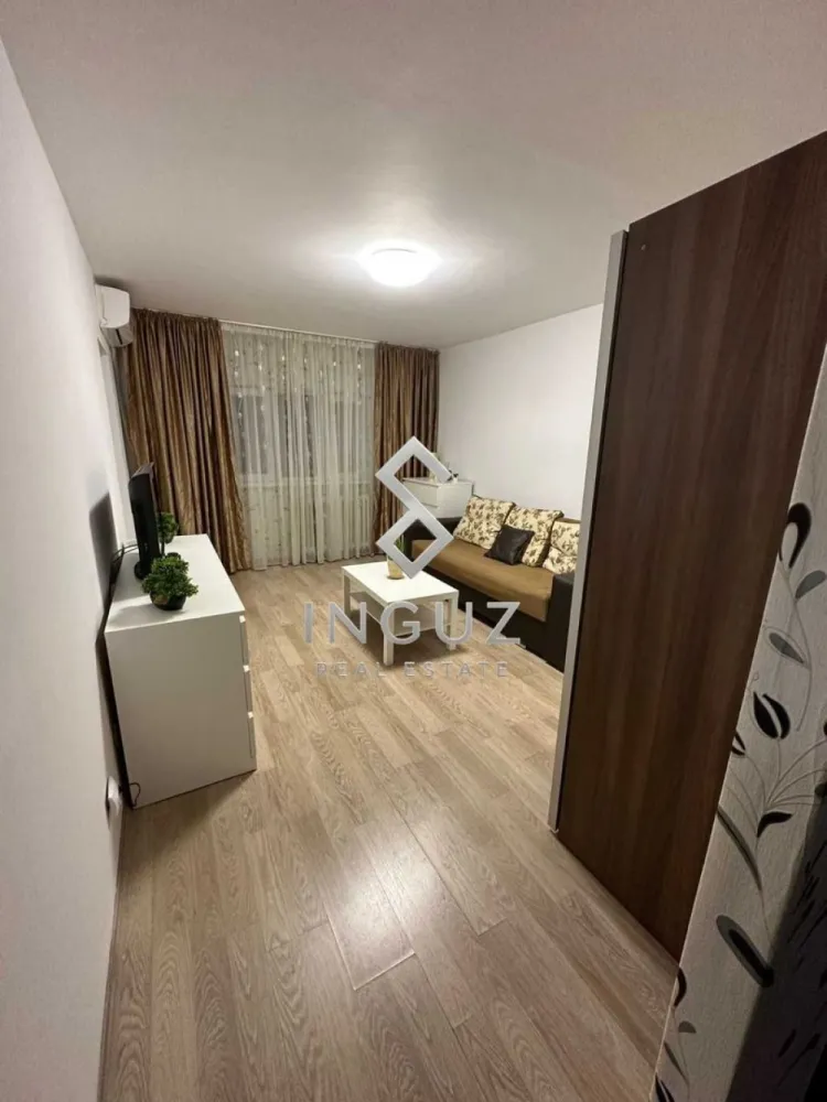DE ÎNCHIRIAT – GARSONIERĂ – -Sos. Mihai Bravu - DRISTOR - DE ÎNCHIRIAT – GARSONIERĂ – ZONA DRISTOR

Oferim spre închiriere o garsonieră decomandată, situată într-o zonă liniștită din Dristor, la etajul 6 din 10, ideală pentru o persoană sau un cuplu.

Detalii proprietate:
• Suprafață utilă: 32 mp
• Compartimentare decomandată
• Etaj 6/10
• Balcon închis
• Vedere pe spate, ferită de zgomotul stradal
• Disponibilă pentru mutare imediată

Dotări:
• Aer condiționat
• Mașină de spălat
• Frigider
• Aragaz
• Cuptor cu microunde
• Aspirator
• Geamuri termopan
• Parchet, gresie și faianță
• Ușă metalică

Localizare:
• 4-5 minute până la Metrou Dristor
• Acces rapid la stațiile STB
• Aproape de Mall Vitan
• Aproape de Piața Alba Iulia
• Magazine, restaurante și alte facilități în imediata apropiere

Preț: 360 €/lună (negociabil)

Condiții:
• 1 lună chirie + 1 lună garanție

Comision agenție: 50% din prima lună de chirie.