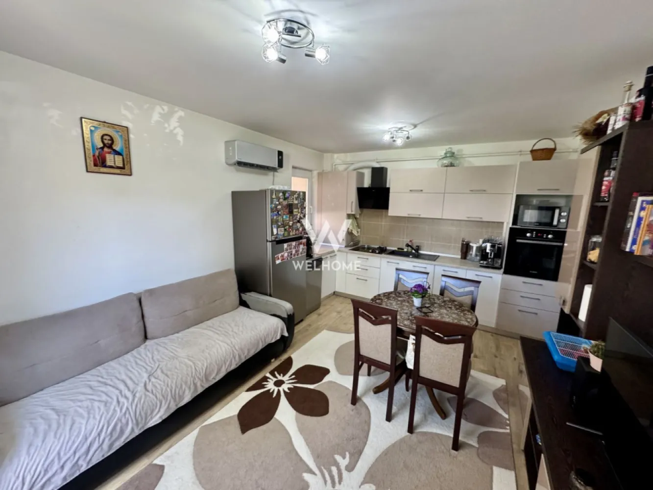Apartament 3 camere, mobilat si utilat, loc de parcare - Apartament 3 camere cu predare imediat, mobilat si utilat complet.
Apartamentul are 48 mp utili si are loc de parcare inclus in pret.

Apartamentul este situat la parter, în zona Magnolia. Locuința este compartimentată eficient oferind un spațiu practic,potrivit atât pentru locuire cât și pentru investiții. 

Compartimentare: 
 - 2 dormitoare,
 -1 baie, 
 - living open spate cu bucătărie 
 - hol.
1 loc de parcare inclus în preț.
Apartamentul se vinde complet mobilat si utilat.
Zonă liniștită, cu acces rapid către magazine și transport în comun.
Preț : 95.000 euro
Detalii și vizionări: 0743030351