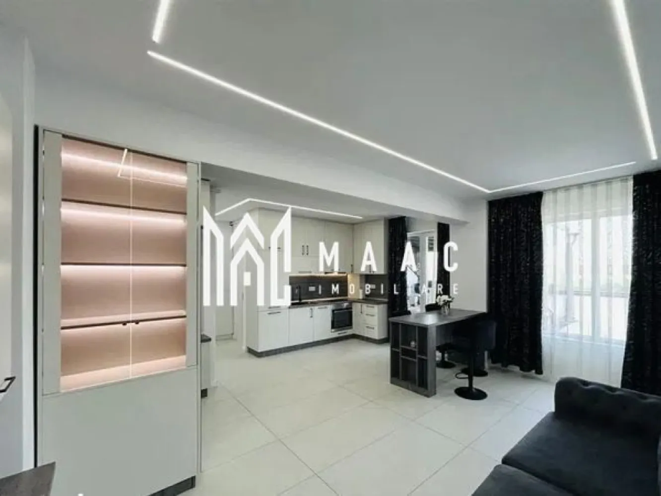 Penthouse Modern I Calea Surii Mici I Terasa Panoramica 55 MP - MAAC Imobiliare vă propune spre închiriere un penthouse deosebit, aflat la prima închiriere, situat într-un imobil nou din zona Calea Șurii Mici, Sibiu.

Această proprietate impresionează prin terasa panoramică spectaculoasă de 55 mp, un spațiu generos amenajat pentru relaxare, socializare și petrecerea timpului liber, oferind o priveliște deschisă asupra orașului și împrejurimilor.

Apartamentul dispune de o suprafață utilă de 52 mp și este amplasat la etajul 7 din 7, beneficiind de intimitate, lumină naturală din abundență și un confort aparte. Locuința este complet mobilată și utilată cu mobilier și electrocasnice moderne, fiind pregătită pentru mutare imediată.

Compartimentare:
* Hol de acces;
* Living luminos cu bucătărie open-space;
* Dormitor spațios;
* Baie modernă;
* Terasă panoramică de 55 mp.

Avantaje și beneficii:
✔ Prima închiriere;
✔ Imobil nou;
✔ Terasă generoasă de 55 mp;
✔ Zonă de barbeque amenajată;
✔ Terasă parțial acoperită;
✔ Mobilier de exterior inclus;
✔ Complet mobilat și utilat;
✔ Loc de parcare inclus;
✔ Disponibil imediat.

Zona Calea Șurii Mici este una dintre cele mai apreciate zone rezidențiale noi din Sibiu, oferind acces facil către centre comerciale, supermarketuri, mijloace de transport și principalele puncte de interes ale orașului.
Pentru mai multe detalii și programarea unei vizionări, vă rugăm să precizați telefonic că ați văzut anunțul: CP3179523