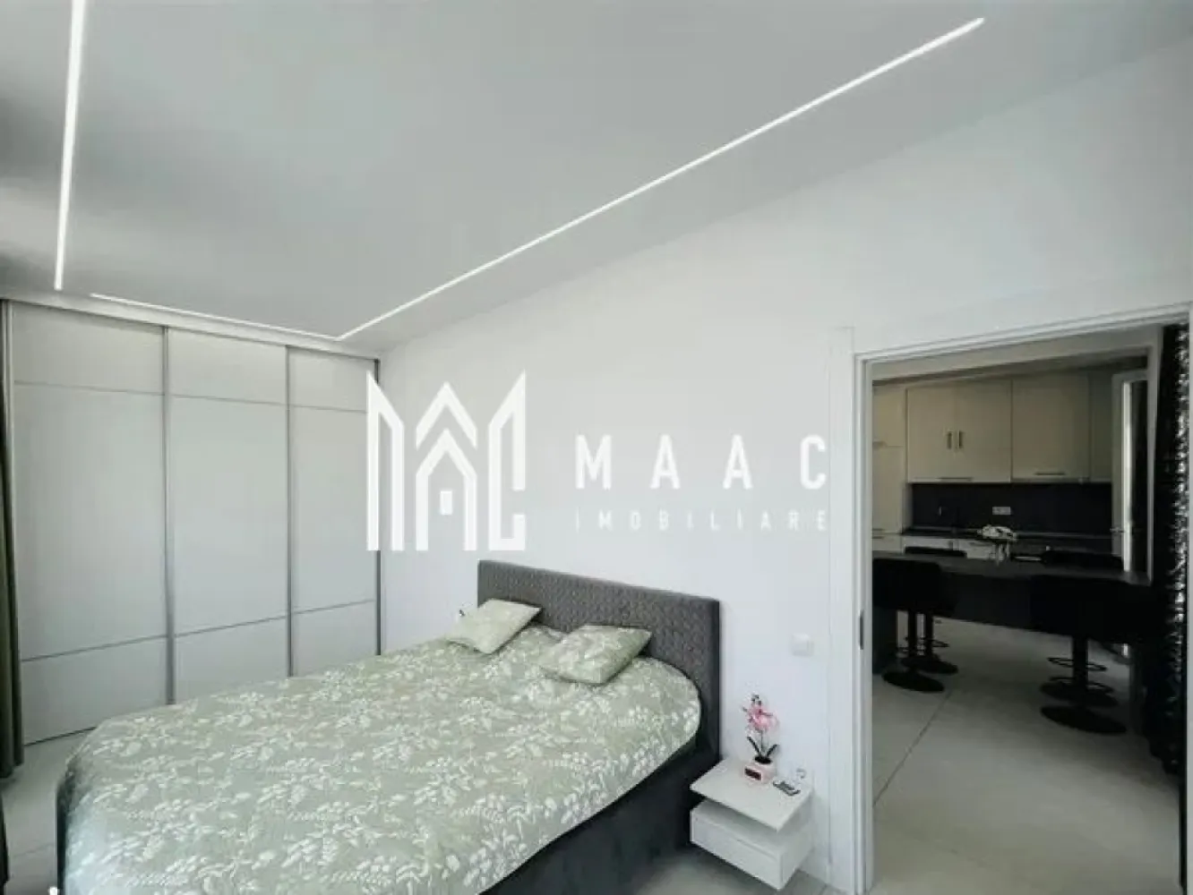 Penthouse Modern I Calea Surii Mici I Terasa Panoramica 55 MP - MAAC Imobiliare vă propune spre închiriere un penthouse deosebit, aflat la prima închiriere, situat într-un imobil nou din zona Calea Șurii Mici, Sibiu.

Această proprietate impresionează prin terasa panoramică spectaculoasă de 55 mp, un spațiu generos amenajat pentru relaxare, socializare și petrecerea timpului liber, oferind o priveliște deschisă asupra orașului și împrejurimilor.

Apartamentul dispune de o suprafață utilă de 52 mp și este amplasat la etajul 7 din 7, beneficiind de intimitate, lumină naturală din abundență și un confort aparte. Locuința este complet mobilată și utilată cu mobilier și electrocasnice moderne, fiind pregătită pentru mutare imediată.

Compartimentare:
* Hol de acces;
* Living luminos cu bucătărie open-space;
* Dormitor spațios;
* Baie modernă;
* Terasă panoramică de 55 mp.

Avantaje și beneficii:
✔ Prima închiriere;
✔ Imobil nou;
✔ Terasă generoasă de 55 mp;
✔ Zonă de barbeque amenajată;
✔ Terasă parțial acoperită;
✔ Mobilier de exterior inclus;
✔ Complet mobilat și utilat;
✔ Loc de parcare inclus;
✔ Disponibil imediat.

Zona Calea Șurii Mici este una dintre cele mai apreciate zone rezidențiale noi din Sibiu, oferind acces facil către centre comerciale, supermarketuri, mijloace de transport și principalele puncte de interes ale orașului.
Pentru mai multe detalii și programarea unei vizionări, vă rugăm să precizați telefonic că ați văzut anunțul: CP3179523
