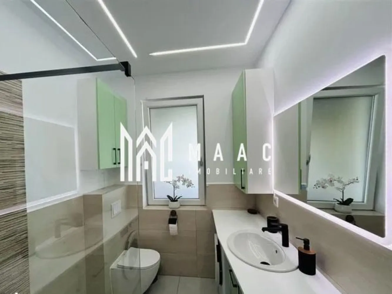 Penthouse Modern I Calea Surii Mici I Terasa Panoramica 55 MP - MAAC Imobiliare vă propune spre închiriere un penthouse deosebit, aflat la prima închiriere, situat într-un imobil nou din zona Calea Șurii Mici, Sibiu.

Această proprietate impresionează prin terasa panoramică spectaculoasă de 55 mp, un spațiu generos amenajat pentru relaxare, socializare și petrecerea timpului liber, oferind o priveliște deschisă asupra orașului și împrejurimilor.

Apartamentul dispune de o suprafață utilă de 52 mp și este amplasat la etajul 7 din 7, beneficiind de intimitate, lumină naturală din abundență și un confort aparte. Locuința este complet mobilată și utilată cu mobilier și electrocasnice moderne, fiind pregătită pentru mutare imediată.

Compartimentare:
* Hol de acces;
* Living luminos cu bucătărie open-space;
* Dormitor spațios;
* Baie modernă;
* Terasă panoramică de 55 mp.

Avantaje și beneficii:
✔ Prima închiriere;
✔ Imobil nou;
✔ Terasă generoasă de 55 mp;
✔ Zonă de barbeque amenajată;
✔ Terasă parțial acoperită;
✔ Mobilier de exterior inclus;
✔ Complet mobilat și utilat;
✔ Loc de parcare inclus;
✔ Disponibil imediat.

Zona Calea Șurii Mici este una dintre cele mai apreciate zone rezidențiale noi din Sibiu, oferind acces facil către centre comerciale, supermarketuri, mijloace de transport și principalele puncte de interes ale orașului.
Pentru mai multe detalii și programarea unei vizionări, vă rugăm să precizați telefonic că ați văzut anunțul: CP3179523