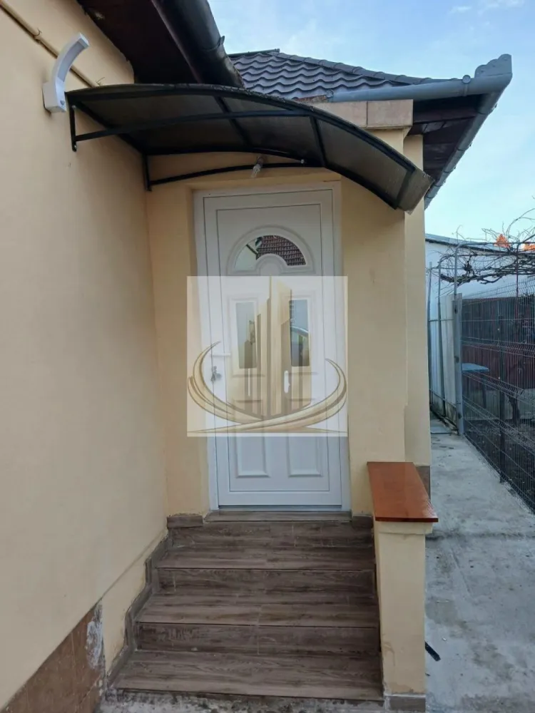 Ocazie Casa 2 apartamente la pret de apartament! - Grand Mobilis Imobiliare va propune spre vanzare jumătate de duplex + apartament separat în curte (ambele proprietăți incluse în preț), situate în Timișoara, cartier Plopi.

Certificat energetic: Clasa B

Compartimentare

Apartamentul 1 (renovat complet în 2026)
• Hol de intrare
• Living cu bucătărie open-space
• Dormitor matrimonial
• Dormitor cu dressing
• Baie

Dotări și finisaje:
• Instalații electrice și termice noi
• Uși Porta Doors 
• Gresie și faianță import Italia
• Centrală termică proprie
• Aer condiționat 12.000 BTU (răcire și încălzire)

Apartamentul 2 – spațiu versatil
Ideal pentru părinți, bunici, oaspeți, birou sau mică afacere:
• Bucătărie
• Cameră
• Baie

Renovat parțial, cu:
• Izolație interioară și exterioară
• Geamuri termopan

Detalii construcție
• Casă din cărămidă arsă cu fundație de beton (conform actelor)
• Ziduri interioare și exterioare de 35 cm
• Izolație exterioară cu polistiren
• Acoperiș schimbat recent (garanție 5 ani)
• Teren: 235 mp
• Suprafață utilă casă: 75 mp
• Toate utilitățile: apă, gaz, curent, canalizare
• Stradă asfaltată
• Două terase: 18 mp și 20 mp
• Curte generoasă amenajată cu gazon
• Gard și porți noi
• Proprietate individuală, fără vecini în curte

Avantajele zonei
• Zonă liniștită, cu acces rapid către orice parte a orașului
• 2 minute de mers pe jos până la stația de autobuz și magazin
• 5 minute de mers pe jos până la Profi, școală și grădiniță
• 5 minute cu mașina până la Centura de Sud
• 5 minute până la FunShop Park (Kaufland, farmacii, KFC, sală fitness și alte magazine)
• 5 minute până la Campusul Universitar și bazinul de înot
• Aproape de promenada Bega, pista de biciclete, parc de joacă și zone de recreere

Toate actele sunt la zi. Proprietatea a fost cumpărată și renovată pentru uz personal.

Vecini liniștiți și prietenoși.

Preț: 124.900 
Pentru informații suplimentare și programarea unei vizionări, vă rog să mă contactați.

ID intern CP3179555