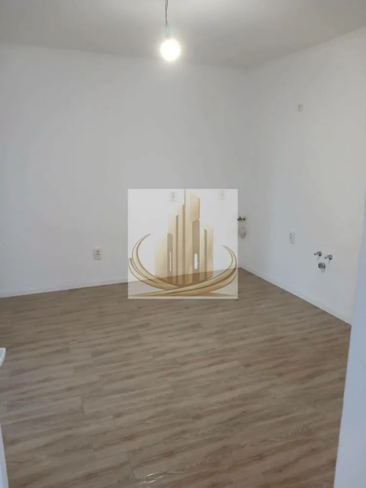 Ocazie Casa 2 apartamente la pret de apartament! - Grand Mobilis Imobiliare va propune spre vanzare jumătate de duplex + apartament separat în curte (ambele proprietăți incluse în preț), situate în Timișoara, cartier Plopi.

Certificat energetic: Clasa B

Compartimentare

Apartamentul 1 (renovat complet în 2026)
• Hol de intrare
• Living cu bucătărie open-space
• Dormitor matrimonial
• Dormitor cu dressing
• Baie

Dotări și finisaje:
• Instalații electrice și termice noi
• Uși Porta Doors 
• Gresie și faianță import Italia
• Centrală termică proprie
• Aer condiționat 12.000 BTU (răcire și încălzire)

Apartamentul 2 – spațiu versatil
Ideal pentru părinți, bunici, oaspeți, birou sau mică afacere:
• Bucătărie
• Cameră
• Baie

Renovat parțial, cu:
• Izolație interioară și exterioară
• Geamuri termopan

Detalii construcție
• Casă din cărămidă arsă cu fundație de beton (conform actelor)
• Ziduri interioare și exterioare de 35 cm
• Izolație exterioară cu polistiren
• Acoperiș schimbat recent (garanție 5 ani)
• Teren: 235 mp
• Suprafață utilă casă: 75 mp
• Toate utilitățile: apă, gaz, curent, canalizare
• Stradă asfaltată
• Două terase: 18 mp și 20 mp
• Curte generoasă amenajată cu gazon
• Gard și porți noi
• Proprietate individuală, fără vecini în curte

Avantajele zonei
• Zonă liniștită, cu acces rapid către orice parte a orașului
• 2 minute de mers pe jos până la stația de autobuz și magazin
• 5 minute de mers pe jos până la Profi, școală și grădiniță
• 5 minute cu mașina până la Centura de Sud
• 5 minute până la FunShop Park (Kaufland, farmacii, KFC, sală fitness și alte magazine)
• 5 minute până la Campusul Universitar și bazinul de înot
• Aproape de promenada Bega, pista de biciclete, parc de joacă și zone de recreere

Toate actele sunt la zi. Proprietatea a fost cumpărată și renovată pentru uz personal.

Vecini liniștiți și prietenoși.

Preț: 124.900 
Pentru informații suplimentare și programarea unei vizionări, vă rog să mă contactați.

ID intern CP3179555