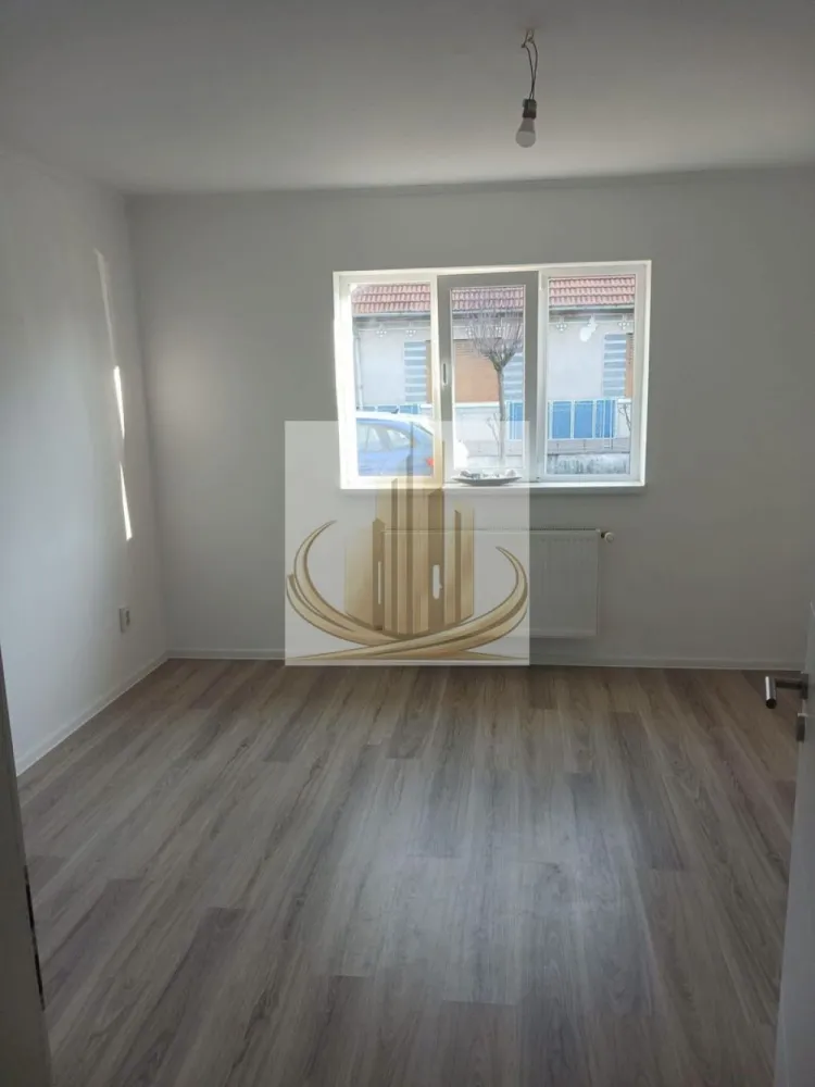 Ocazie Casa 2 apartamente la pret de apartament! - Grand Mobilis Imobiliare va propune spre vanzare jumătate de duplex + apartament separat în curte (ambele proprietăți incluse în preț), situate în Timișoara, cartier Plopi.

Certificat energetic: Clasa B

Compartimentare

Apartamentul 1 (renovat complet în 2026)
• Hol de intrare
• Living cu bucătărie open-space
• Dormitor matrimonial
• Dormitor cu dressing
• Baie

Dotări și finisaje:
• Instalații electrice și termice noi
• Uși Porta Doors 
• Gresie și faianță import Italia
• Centrală termică proprie
• Aer condiționat 12.000 BTU (răcire și încălzire)

Apartamentul 2 – spațiu versatil
Ideal pentru părinți, bunici, oaspeți, birou sau mică afacere:
• Bucătărie
• Cameră
• Baie

Renovat parțial, cu:
• Izolație interioară și exterioară
• Geamuri termopan

Detalii construcție
• Casă din cărămidă arsă cu fundație de beton (conform actelor)
• Ziduri interioare și exterioare de 35 cm
• Izolație exterioară cu polistiren
• Acoperiș schimbat recent (garanție 5 ani)
• Teren: 235 mp
• Suprafață utilă casă: 75 mp
• Toate utilitățile: apă, gaz, curent, canalizare
• Stradă asfaltată
• Două terase: 18 mp și 20 mp
• Curte generoasă amenajată cu gazon
• Gard și porți noi
• Proprietate individuală, fără vecini în curte

Avantajele zonei
• Zonă liniștită, cu acces rapid către orice parte a orașului
• 2 minute de mers pe jos până la stația de autobuz și magazin
• 5 minute de mers pe jos până la Profi, școală și grădiniță
• 5 minute cu mașina până la Centura de Sud
• 5 minute până la FunShop Park (Kaufland, farmacii, KFC, sală fitness și alte magazine)
• 5 minute până la Campusul Universitar și bazinul de înot
• Aproape de promenada Bega, pista de biciclete, parc de joacă și zone de recreere

Toate actele sunt la zi. Proprietatea a fost cumpărată și renovată pentru uz personal.

Vecini liniștiți și prietenoși.

Preț: 124.900 
Pentru informații suplimentare și programarea unei vizionări, vă rog să mă contactați.

ID intern CP3179555
