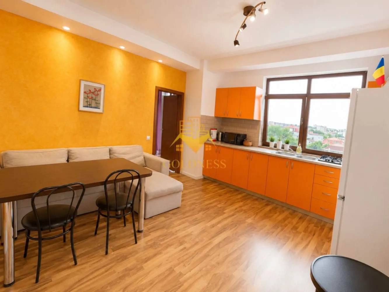 3 camere,Parcare, Observatorului, Calea turzii, Lidl, Sigma, AC. - GOLDNESS Imobiliare vă propune spre închiriere un apartament modern cu 3 camere, complet mobilat și utilat, într-una dintre cele mai apreciate zone ale cartierului Zorilor, la etajul 4 al unui imobil cu 4 niveluri.

Unul dintre principalele avantaje ale proprietății îl reprezintă cele două locuri de parcare subterane, un beneficiu rar întâlnit în această zonă și extrem de apreciat pentru confortul zilnic.

Apartamentul este luminos, bine compartimentat și oferă spații generoase, fiind ideal pentru o familie, un cuplu sau persoane care își doresc să locuiască într-o zonă liniștită, dar cu acces rapid către centrul orașului, universități, spitale și principalele puncte de interes din Cluj-Napoca.

Compartimentare:

Dormitor matrimonial cu dressing și acces direct pe balcon;
Al doilea dormitor cu pat matrimonial, dressing și noptiere;
Living open-space cu bucătăria, canapea extensibilă, loc de servit masa și aer condiționat;
Baie spațioasă cu cadă, calorifer port-prosop și spații pentru depozitare;
Balcon cu acces din dormitor.

Dotări:

Centrală termică proprie;
Aer condiționat;
Frigider;
Aragaz;
Hotă;
Mașină de spălat rufe;
Mobilier complet;
Geamuri termopan;
2 locuri de parcare subterane.

Zona oferă acces rapid către mijloace de transport în comun, supermarketuri, farmacii, restaurante, clinici medicale și spații verzi, fiind una dintre cele mai căutate locații rezidențiale din Cluj-Napoca.

Puncte de interes în apropiere

Sigma Shopping Center

Mers pe jos: aproximativ 5 minute
Cu mașina: aproximativ 2 minute
Cu transportul în comun: aproximativ 5 minute

Spitalul Clinic de Recuperare

Mers pe jos: aproximativ 10 minute
Cu mașina: aproximativ 4 minute
Cu transportul în comun: aproximativ 6 minute

Grădina Botanică „Alexandru Borza”

Mers pe jos: aproximativ 15 minute
Cu mașina: aproximativ 5 minute
Cu transportul în comun: aproximativ 10 minute

Piața Unirii – Centrul orașului

Mers pe jos: aproximativ 30 minute
Cu mașina: aproximativ 8 minute
Cu transportul în comun: aproximativ 12 minute

Universități și facultăți în apropiere

Universitatea de Medicină și Farmacie „Iuliu Hațieganu”

Mers pe jos: aproximativ 15 minute
Cu mașina: aproximativ 5 minute
Cu transportul în comun: aproximativ 18 minute

Facultatea de Arhitectură și Urbanism (UTCN)

Mers pe jos: aproximativ 10 minute
Cu mașina: aproximativ 3 minute
Cu transportul în comun: aproximativ 6 minute

Facultatea de Construcții (UTCN)

Mers pe jos: aproximativ 10 minute
Cu mașina: aproximativ 3 minute
Cu transportul în comun: aproximativ 6 minute

Facultatea de Biologie și Geologie (UBB)

Mers pe jos: aproximativ 15 minute
Cu mașina: aproximativ 5 minute
Cu transportul în comun: aproximativ 9 minute
Dacă sunteți interesați de acest apartament și doriți să programați o vizionare, vă invităm să ne contactați telefonic sau prin e-mail. Echipa GOLDNESS Imobiliare vă stă la dispoziție cu plăcere.

Pentru intermediere se percepe un comision de 75% din valoarea apartamentului!