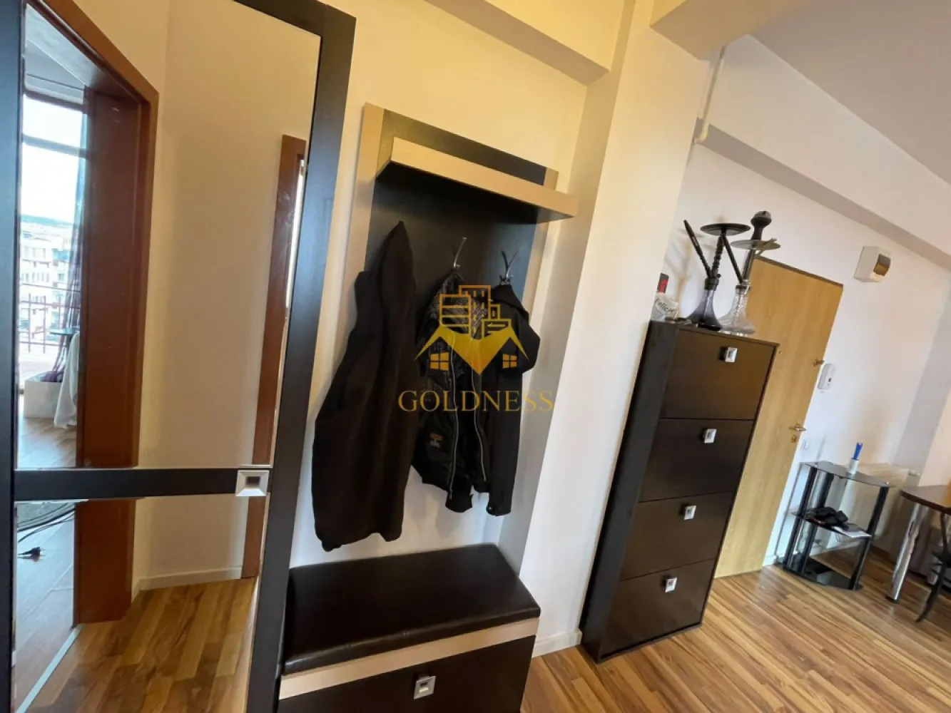 3 camere,Parcare, Observatorului, Calea turzii, Lidl, Sigma, AC. - GOLDNESS Imobiliare vă propune spre închiriere un apartament modern cu 3 camere, complet mobilat și utilat, într-una dintre cele mai apreciate zone ale cartierului Zorilor, la etajul 4 al unui imobil cu 4 niveluri.

Unul dintre principalele avantaje ale proprietății îl reprezintă cele două locuri de parcare subterane, un beneficiu rar întâlnit în această zonă și extrem de apreciat pentru confortul zilnic.

Apartamentul este luminos, bine compartimentat și oferă spații generoase, fiind ideal pentru o familie, un cuplu sau persoane care își doresc să locuiască într-o zonă liniștită, dar cu acces rapid către centrul orașului, universități, spitale și principalele puncte de interes din Cluj-Napoca.

Compartimentare:

Dormitor matrimonial cu dressing și acces direct pe balcon;
Al doilea dormitor cu pat matrimonial, dressing și noptiere;
Living open-space cu bucătăria, canapea extensibilă, loc de servit masa și aer condiționat;
Baie spațioasă cu cadă, calorifer port-prosop și spații pentru depozitare;
Balcon cu acces din dormitor.

Dotări:

Centrală termică proprie;
Aer condiționat;
Frigider;
Aragaz;
Hotă;
Mașină de spălat rufe;
Mobilier complet;
Geamuri termopan;
2 locuri de parcare subterane.

Zona oferă acces rapid către mijloace de transport în comun, supermarketuri, farmacii, restaurante, clinici medicale și spații verzi, fiind una dintre cele mai căutate locații rezidențiale din Cluj-Napoca.

Puncte de interes în apropiere

Sigma Shopping Center

Mers pe jos: aproximativ 5 minute
Cu mașina: aproximativ 2 minute
Cu transportul în comun: aproximativ 5 minute

Spitalul Clinic de Recuperare

Mers pe jos: aproximativ 10 minute
Cu mașina: aproximativ 4 minute
Cu transportul în comun: aproximativ 6 minute

Grădina Botanică „Alexandru Borza”

Mers pe jos: aproximativ 15 minute
Cu mașina: aproximativ 5 minute
Cu transportul în comun: aproximativ 10 minute

Piața Unirii – Centrul orașului

Mers pe jos: aproximativ 30 minute
Cu mașina: aproximativ 8 minute
Cu transportul în comun: aproximativ 12 minute

Universități și facultăți în apropiere

Universitatea de Medicină și Farmacie „Iuliu Hațieganu”

Mers pe jos: aproximativ 15 minute
Cu mașina: aproximativ 5 minute
Cu transportul în comun: aproximativ 18 minute

Facultatea de Arhitectură și Urbanism (UTCN)

Mers pe jos: aproximativ 10 minute
Cu mașina: aproximativ 3 minute
Cu transportul în comun: aproximativ 6 minute

Facultatea de Construcții (UTCN)

Mers pe jos: aproximativ 10 minute
Cu mașina: aproximativ 3 minute
Cu transportul în comun: aproximativ 6 minute

Facultatea de Biologie și Geologie (UBB)

Mers pe jos: aproximativ 15 minute
Cu mașina: aproximativ 5 minute
Cu transportul în comun: aproximativ 9 minute
Dacă sunteți interesați de acest apartament și doriți să programați o vizionare, vă invităm să ne contactați telefonic sau prin e-mail. Echipa GOLDNESS Imobiliare vă stă la dispoziție cu plăcere.

Pentru intermediere se percepe un comision de 75% din valoarea apartamentului!