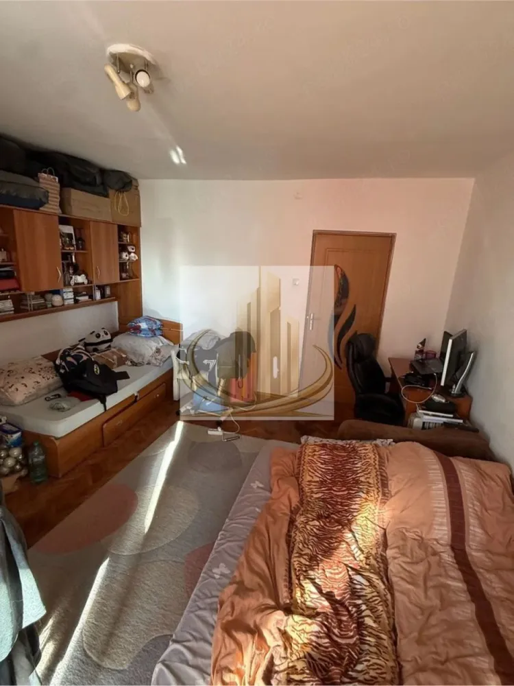 Apartament 1 camera 32mp - Circumvalatiunii Etaj 6 din 10 - Apartament cu 1 cameră în zonă centrală – Calea Circumvalațiunii | Ideal pentru investiție

Grand Mobilis Imobiliare vă propune spre vânzare un apartament cu 1 cameră, situat într-o zonă centrală excelent conectată, pe Calea Circumvalațiunii.

Locuința are o suprafață utilă de 32 mp și este amplasată la etajul 6 al imobilului. Apartamentul este în prezent închiriat, existând posibilitatea preluării chiriașilor, ceea ce îl transformă într-o oportunitate foarte bună pentru investiție, cu randament imediat.

Compartimentarea este practică și eficientă, fiind compusă din:

cameră spațioasă;
bucătărie separată;
baie;
balcon închis.

Apartamentul beneficiază de tâmplărie PVC și finisaje medii, fiind potrivit atât pentru locuire proprie, cât și pentru închiriere.

Localizare excelentă:

vis-a-vis de Gym One și Mega Image;
la aproximativ 3 minute de mers pe jos de Lidl;
stație de tramvai la 1 minut;
Piața 700 și Piața Libertății la doar 5–7 minute de mers pe jos.

Datorită poziționării centrale și accesului facil către principalele puncte de interes ale orașului, proprietatea reprezintă o alegere inspirată atât pentru locuit, cât și pentru investiție.

ID intern CP3179595
