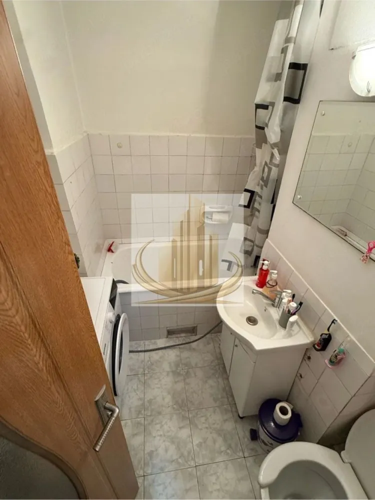 Apartament 1 camera 32mp - Circumvalatiunii Etaj 6 din 10 - Apartament cu 1 cameră în zonă centrală – Calea Circumvalațiunii | Ideal pentru investiție

Grand Mobilis Imobiliare vă propune spre vânzare un apartament cu 1 cameră, situat într-o zonă centrală excelent conectată, pe Calea Circumvalațiunii.

Locuința are o suprafață utilă de 32 mp și este amplasată la etajul 6 al imobilului. Apartamentul este în prezent închiriat, existând posibilitatea preluării chiriașilor, ceea ce îl transformă într-o oportunitate foarte bună pentru investiție, cu randament imediat.

Compartimentarea este practică și eficientă, fiind compusă din:

cameră spațioasă;
bucătărie separată;
baie;
balcon închis.

Apartamentul beneficiază de tâmplărie PVC și finisaje medii, fiind potrivit atât pentru locuire proprie, cât și pentru închiriere.

Localizare excelentă:

vis-a-vis de Gym One și Mega Image;
la aproximativ 3 minute de mers pe jos de Lidl;
stație de tramvai la 1 minut;
Piața 700 și Piața Libertății la doar 5–7 minute de mers pe jos.

Datorită poziționării centrale și accesului facil către principalele puncte de interes ale orașului, proprietatea reprezintă o alegere inspirată atât pentru locuit, cât și pentru investiție.

ID intern CP3179595
