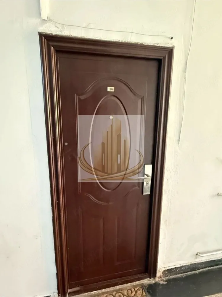 Apartament 1 camera 32mp - Circumvalatiunii Etaj 6 din 10 - Apartament cu 1 cameră în zonă centrală – Calea Circumvalațiunii | Ideal pentru investiție

Grand Mobilis Imobiliare vă propune spre vânzare un apartament cu 1 cameră, situat într-o zonă centrală excelent conectată, pe Calea Circumvalațiunii.

Locuința are o suprafață utilă de 32 mp și este amplasată la etajul 6 al imobilului. Apartamentul este în prezent închiriat, existând posibilitatea preluării chiriașilor, ceea ce îl transformă într-o oportunitate foarte bună pentru investiție, cu randament imediat.

Compartimentarea este practică și eficientă, fiind compusă din:

cameră spațioasă;
bucătărie separată;
baie;
balcon închis.

Apartamentul beneficiază de tâmplărie PVC și finisaje medii, fiind potrivit atât pentru locuire proprie, cât și pentru închiriere.

Localizare excelentă:

vis-a-vis de Gym One și Mega Image;
la aproximativ 3 minute de mers pe jos de Lidl;
stație de tramvai la 1 minut;
Piața 700 și Piața Libertății la doar 5–7 minute de mers pe jos.

Datorită poziționării centrale și accesului facil către principalele puncte de interes ale orașului, proprietatea reprezintă o alegere inspirată atât pentru locuit, cât și pentru investiție.

ID intern CP3179595