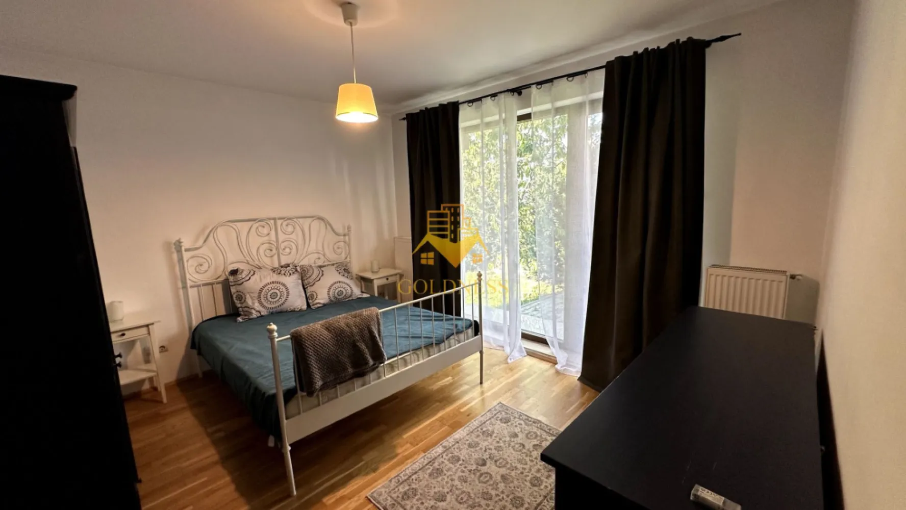 2 camere, Europa, Eugen Ionescu, Calea Turzii,Parcare, Gradina proprie - GOLDNESS Imobiliare vă propune spre închiriere un apartament cu 2 camere complet mobilate și utilate, la parter în Cartierul Europa.
Dispune de grădină proprie.
Dispune de loc de parcare inclus în preț!
Se află în apropierea stațiilor de transport în comun, magazine, restaurante, spații verzi, farmacii, etc. 

Apartamentul este compartimentat astfel:
 - dormitor cu pat matrimonial, dressing, noptiere
 - living cu bucatarie open space complet utilată, canapea extensibilă, loc de servit masa 
 - baie cu cabina de dus, calorifer port prosop și dulap pentru depozitare.
 - gradina proprie..

Imobilul este dotat cu toate cele necesare- centrală proprie, mașină de spălat haine, frigider, cuptor electric, hotă, aragaz etc. 

Dacă sunteți interesați de acest apartament și doriți să îl vizionați, dar și pentru alte oferte nu ezitați să ne contactați telefonic sau prin e-mail. Vă stăm la dispoziție!

Pentru intermediere se percepe un comision de 50% din prețul chiriei!