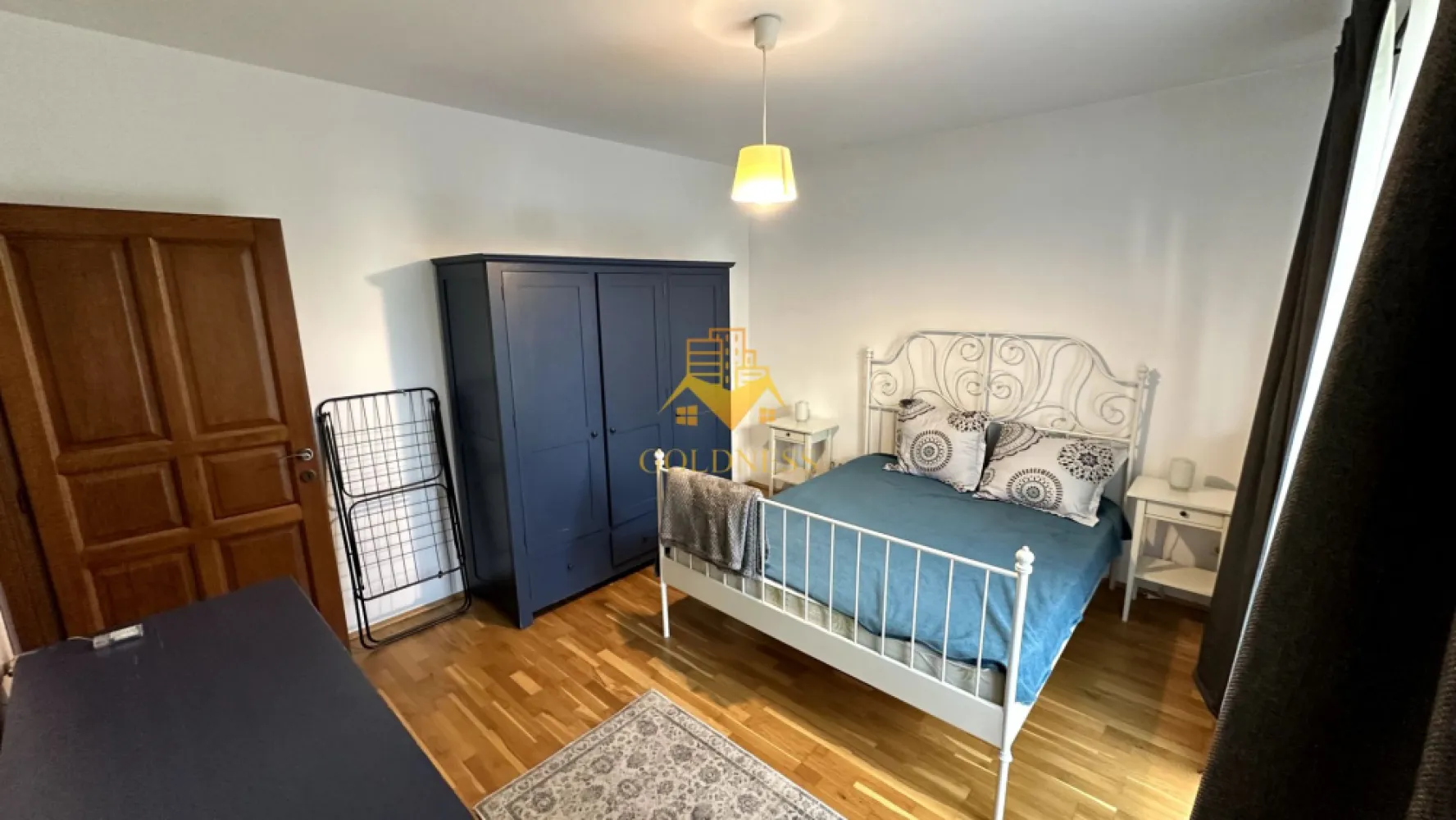 2 camere, Europa, Eugen Ionescu, Calea Turzii,Parcare, Gradina proprie - GOLDNESS Imobiliare vă propune spre închiriere un apartament cu 2 camere complet mobilate și utilate, la parter în Cartierul Europa.
Dispune de grădină proprie.
Dispune de loc de parcare inclus în preț!
Se află în apropierea stațiilor de transport în comun, magazine, restaurante, spații verzi, farmacii, etc. 

Apartamentul este compartimentat astfel:
 - dormitor cu pat matrimonial, dressing, noptiere
 - living cu bucatarie open space complet utilată, canapea extensibilă, loc de servit masa 
 - baie cu cabina de dus, calorifer port prosop și dulap pentru depozitare.
 - gradina proprie..

Imobilul este dotat cu toate cele necesare- centrală proprie, mașină de spălat haine, frigider, cuptor electric, hotă, aragaz etc. 

Dacă sunteți interesați de acest apartament și doriți să îl vizionați, dar și pentru alte oferte nu ezitați să ne contactați telefonic sau prin e-mail. Vă stăm la dispoziție!

Pentru intermediere se percepe un comision de 50% din prețul chiriei!