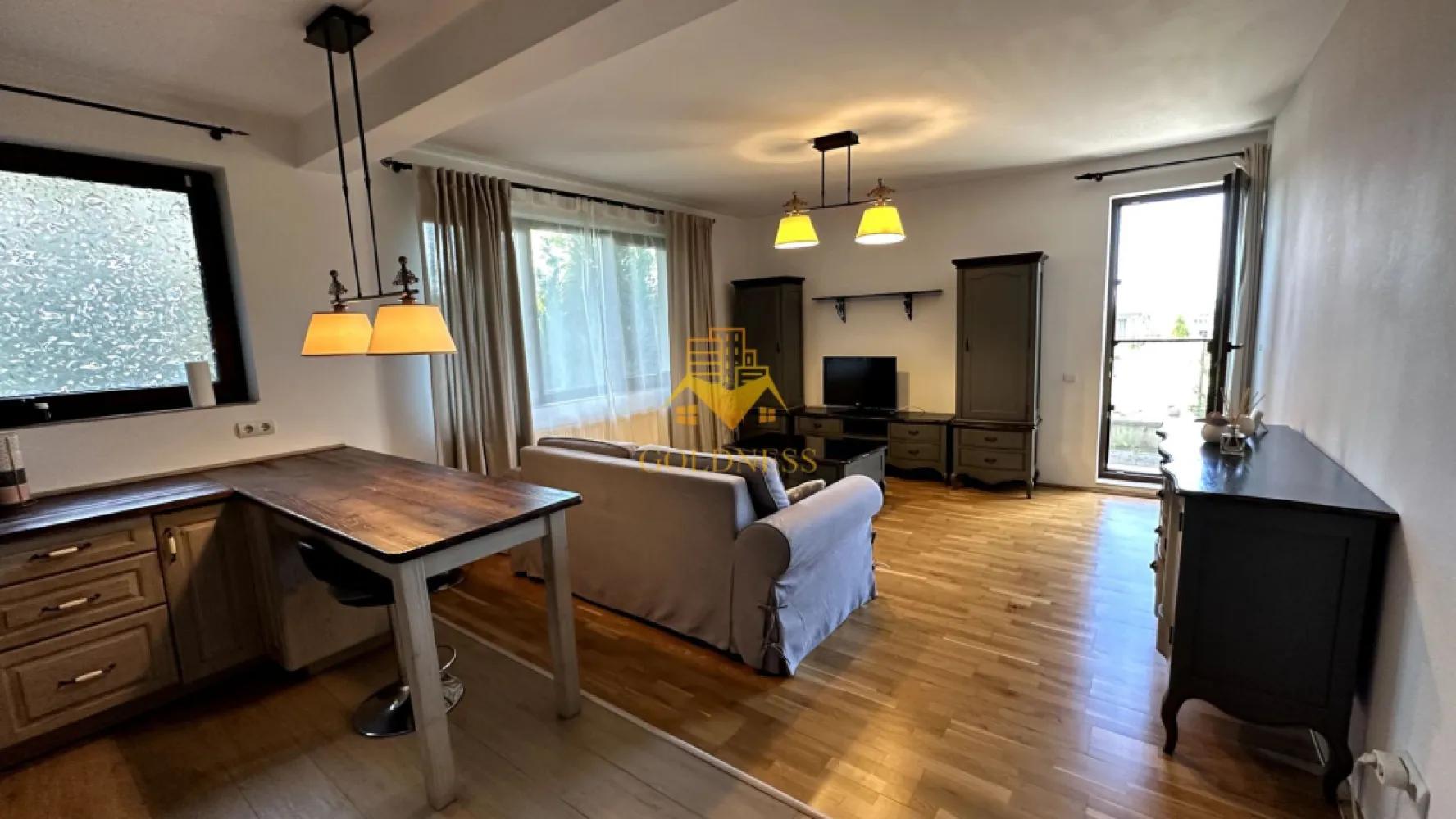2 camere, Europa, Eugen Ionescu, Calea Turzii,Parcare, Gradina proprie - GOLDNESS Imobiliare vă propune spre închiriere un apartament cu 2 camere complet mobilate și utilate, la parter în Cartierul Europa.
Dispune de grădină proprie.
Dispune de loc de parcare inclus în preț!
Se află în apropierea stațiilor de transport în comun, magazine, restaurante, spații verzi, farmacii, etc. 

Apartamentul este compartimentat astfel:
 - dormitor cu pat matrimonial, dressing, noptiere
 - living cu bucatarie open space complet utilată, canapea extensibilă, loc de servit masa 
 - baie cu cabina de dus, calorifer port prosop și dulap pentru depozitare.
 - gradina proprie..

Imobilul este dotat cu toate cele necesare- centrală proprie, mașină de spălat haine, frigider, cuptor electric, hotă, aragaz etc. 

Dacă sunteți interesați de acest apartament și doriți să îl vizionați, dar și pentru alte oferte nu ezitați să ne contactați telefonic sau prin e-mail. Vă stăm la dispoziție!

Pentru intermediere se percepe un comision de 50% din prețul chiriei!