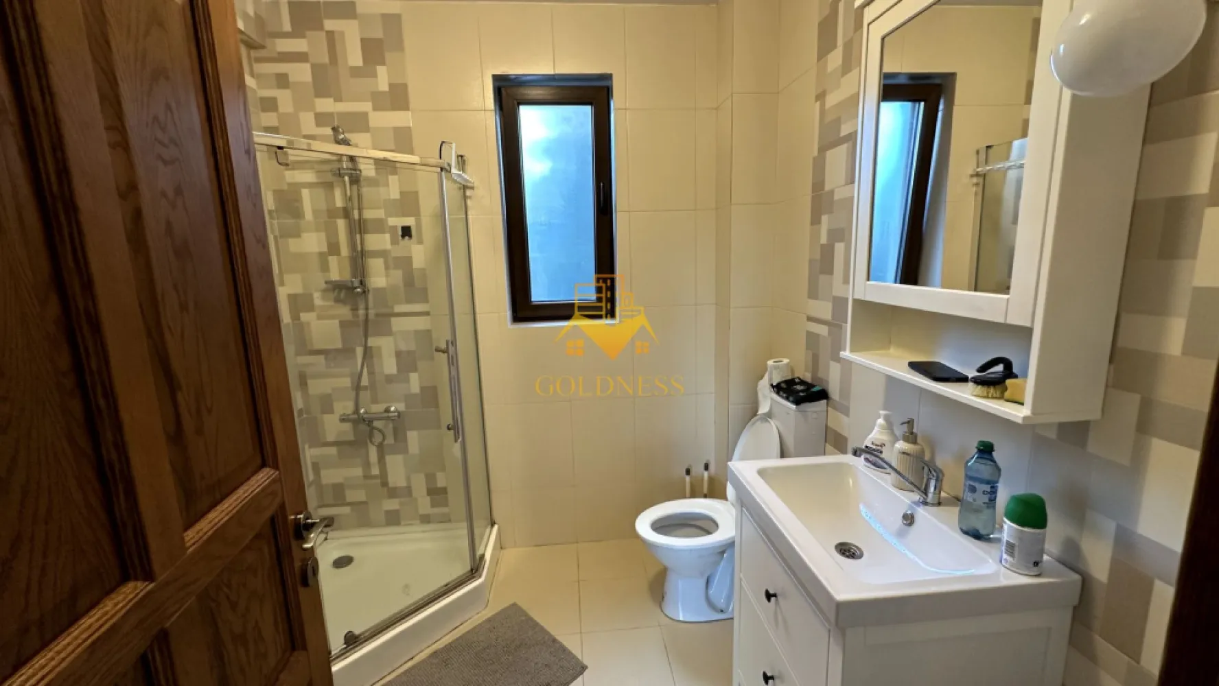 2 camere, Europa, Eugen Ionescu, Calea Turzii,Parcare, Gradina proprie - GOLDNESS Imobiliare vă propune spre închiriere un apartament cu 2 camere complet mobilate și utilate, la parter în Cartierul Europa.
Dispune de grădină proprie.
Dispune de loc de parcare inclus în preț!
Se află în apropierea stațiilor de transport în comun, magazine, restaurante, spații verzi, farmacii, etc. 

Apartamentul este compartimentat astfel:
 - dormitor cu pat matrimonial, dressing, noptiere
 - living cu bucatarie open space complet utilată, canapea extensibilă, loc de servit masa 
 - baie cu cabina de dus, calorifer port prosop și dulap pentru depozitare.
 - gradina proprie..

Imobilul este dotat cu toate cele necesare- centrală proprie, mașină de spălat haine, frigider, cuptor electric, hotă, aragaz etc. 

Dacă sunteți interesați de acest apartament și doriți să îl vizionați, dar și pentru alte oferte nu ezitați să ne contactați telefonic sau prin e-mail. Vă stăm la dispoziție!

Pentru intermediere se percepe un comision de 50% din prețul chiriei!