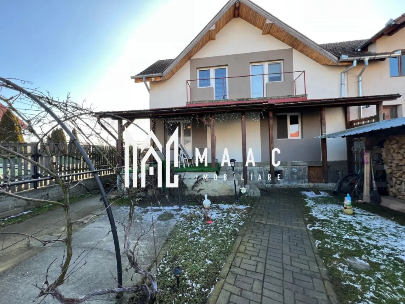 Casa 4 Camere | 230 MPU | Selimbar - MAAC Imobiliare va propune spre vanzare o casa cu 5 camere in Selimbar

Caracteristici:

Camere: 5, inclusiv un dormitor la parter.
Dormitoare: 4, spațioase și confortabile.
Băi: 2, modern amenajate.
Bucătărie: Complet mobilată și utilată.
Living: Generos și luminos, ideal pentru relaxare.
Terasa: Perfectă pentru momente de relaxare în aer liber.
Balcoane: 2, cu priveliști plăcute.
 Dotări:

Două sisteme de încălzire: centrală pe lemne și centrală pe gaz, pentru flexibilitate și eficiență energetică.
Se vinde complet mobilată și utilată, pregătită pentru mutare.
Avantaje:

Zonă liniștită, ideală pentru familie.
Spațiu bine compartimentat, cu funcționalitate excelentă. 
 Contact MAAC Imobiliare: Sună acum pentru mai multe detalii sau pentru a programa o vizionare ID:CP2293997

Această casă este alegerea ideală pentru cei care caută spațiu, confort și facilități moderne într-o locație liniștită.
