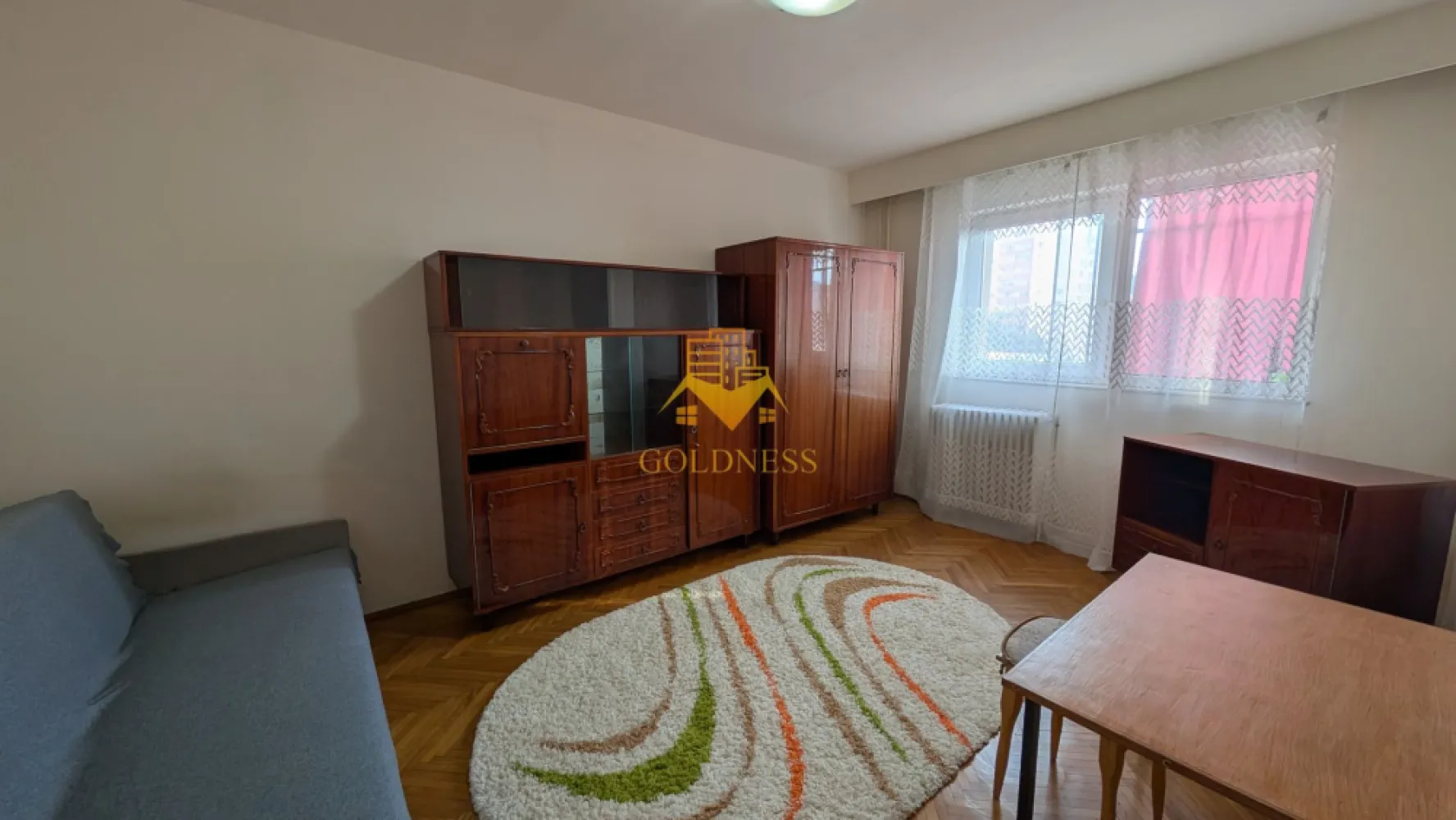2 camere decomandate, Manastur, Zona Minerva, Primaverii - GOLDNESS Imobiliare vă propune spre închiriere un apartament cu 2 camere, complet mobilat și utilat, la etajul 5 într-un imobil de 7 , în cartierul Manastur.

Apartamentul este compartimentat astfel:
- dormitor cu pat matrimonial, dressing
- cameră cu o canapea extensibilă, noptiere, birou
- baie cu cadă, calorifer, spații de depozitare 
- bucătăria complet utilată și mobilată 
- balcon de 4 mp.

Imobilul este dotat cu toate cele necesare - centrală proprie, mașină de spălat haine, frigider, aragaz.
Se află în apropierea stațiilor de transport în comun, magazine, spații verzi, farmacii, etc.

Dacă sunteți interesați de acest apartament și doriți să îl vizionați, dar și pentru alte oferte sau detalii nu ezitați să ne contactați telefonic sau prin e-mail. Vă stăm la dispoziție!

Pentru intermediere se percepe un comision de 75% din prețul chiriei!