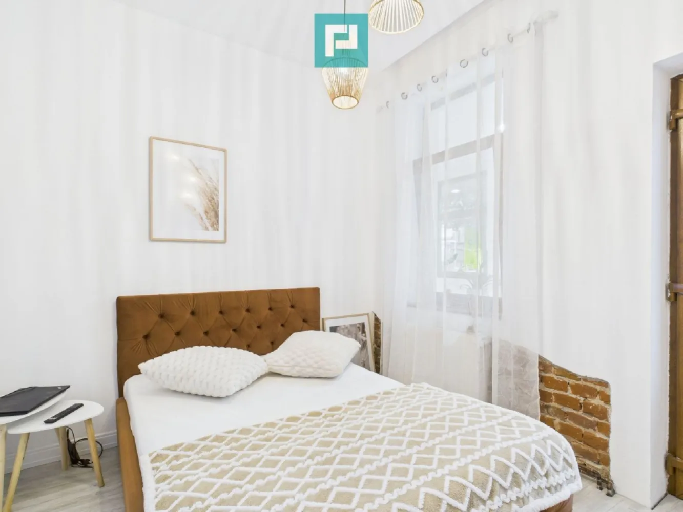 Apartament 3 camere la curte - Odobescu - Casă spațioasă cu acces dublu și potențial de mansardare – Zona Odobescu, Timișoara

Property Lab îți propune spre vânzare o proprietate solidă și bine întreținută, situată într-o zonă centrală și căutată a Timișoarei – Odobescu. 

Construită în 1970, casa este amplasată pe un teren de 195 mp și dispune de 105 mp ( 71 mp utili , 21.4mp, terasă plus 12,6 mp o anexă perfectă pentru depozitare.) Construcție din cărămidă, cu posibilitate de mansardare, izolată exterior și cu instalații electrice și sanitare noi.

Compartimentare practică:
- Zonă de acces generoasă 
- Living luminos și primitor 
- 2 dormitoare spațioase 
- Bucătărie mare + loc de luat masa 
- Baie modernă 
- Spații de depozitare 
- Acces auto prin poartă electrică 

Locație excelentă: 
În proximitate: grădinițe, școli, spitale, market-uri, mijloace de transport, totul la îndemână într-o zonă liniștită și apreciată.

Preț avantajos raportat la zonă și potențial! 
Perfectă pentru locuit sau investiție.

Pentru mai multe detalii sau pentru a programa o vizionare, nu ezitați să mă contactați!

Dina Driment - consultant imobiliar Property Lab
Telefon : 0721869140
e-mail: dina.driment@propertylab.ro
CP2332536