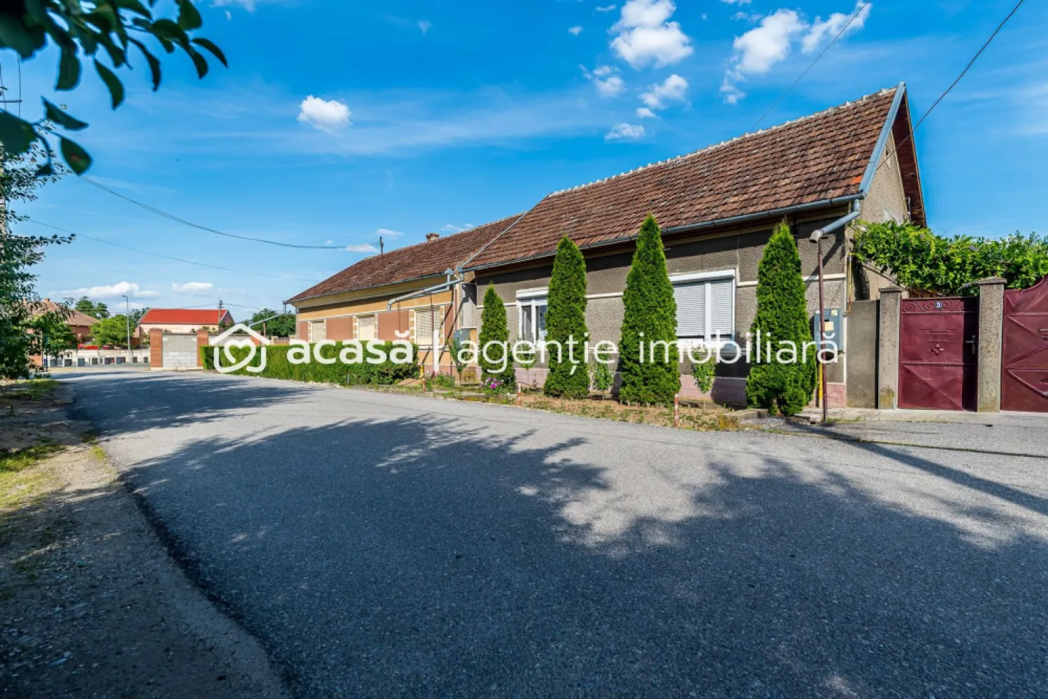 Casa 3 camere, bucatarie si baie, in zona centrala din Chisineu-Cris - 🏡 Casă cu 3 camere lângă Piața Centrală din Chișineu-Criș
📍 Situată într-o zonă centrală și foarte căutată, la doar câțiva pași de Piața Centrală a orașului, această proprietate oferă acces rapid la magazine, instituții, școli și toate facilitățile necesare vieții de zi cu zi.

💰 Preț: 61.700 €
🆔 ID Proprietate: CP3166068

Vă prezentăm o casă individuală, ideală pentru locuit permanent sau investiție, amplasată pe un teren de 330 mp.
📐 Detalii proprietate:
✅ Suprafață utilă: 100 mp
✅ Suprafață construită: 187 mp
✅ Teren: 330 mp
✅ 3 camere
✅ 2 dormitoare
✅ Bucătărie
✅ Baie cu geam pentru aerisire naturală
✅ Terasă
✅ Garaj
✅ Loc de parcare în curte
✅ Pod pentru depozitare

🏠 Locuința este disponibilă imediat și se află într-o stare bună de întreținere, beneficiind de:

✔ Ferestre PVC
✔ Uși PVC
✔ Rulouri exterioare PVC
✔ Mobilier parțial
✔ Bucătărie parțial mobilată
✔ Debara și magazie
✔ Curte și grădină proprie

🔥 Încălzirea este realizată prin sobe de teracotă.
🔌 Proprietatea dispune de toate utilitățile:
✔ Apă
✔ Canalizare
✔ Gaz
✔ Curent electric
✔ Internet
✔ Telefon

📞 Pentru detalii și programarea unei vizionări:
Mihai Bica – Consultant Imobiliar
📱 0742 543 526

🔑 Dacă îți dorești o casă bine poziționată, aproape de centrul orașului și de toate punctele de interes, această proprietate merită văzută!